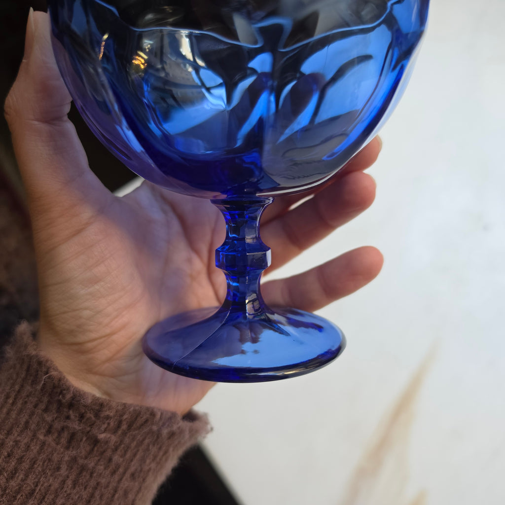Eleganter kobaltblauer Vintage-Glasbecher auf Fuß