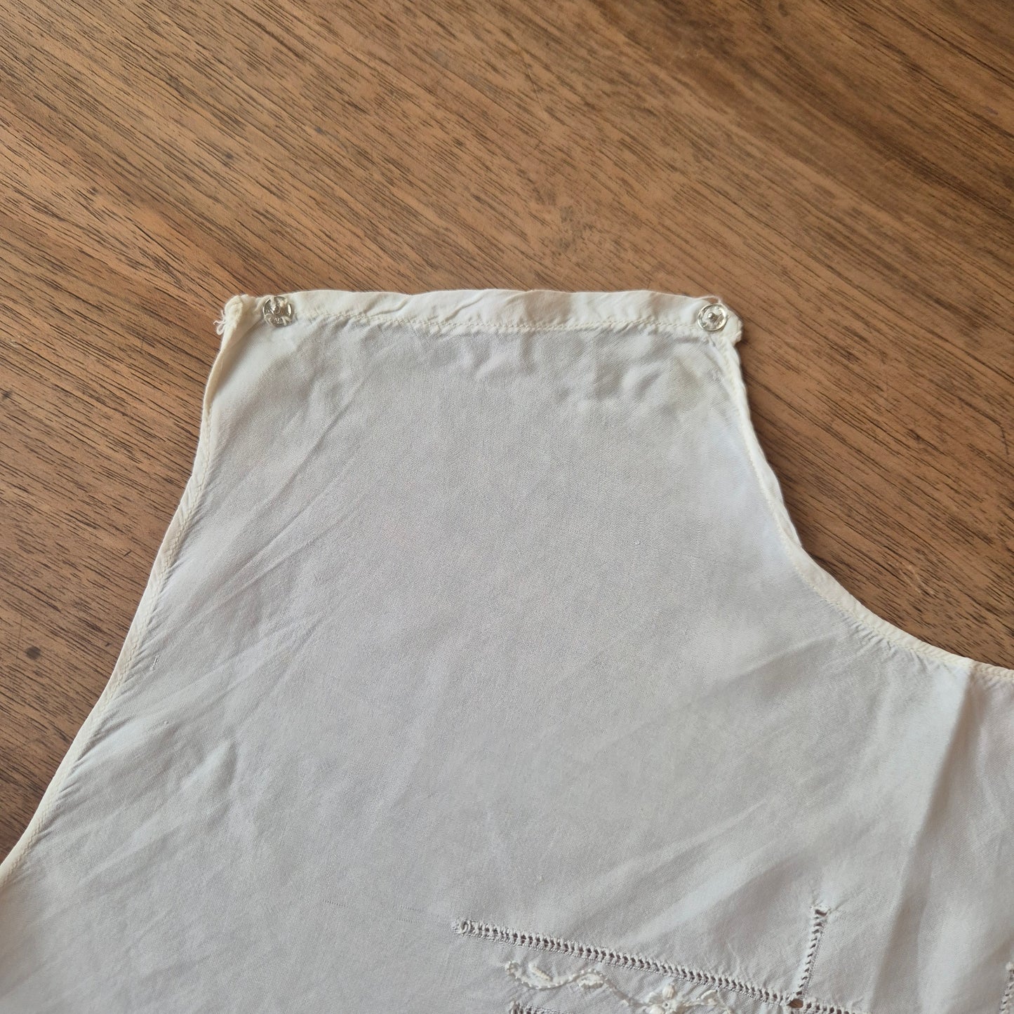 Unvollendete Näharbeit aus den 70er Jahren Weste Taille Kleid weiß Stoffrest