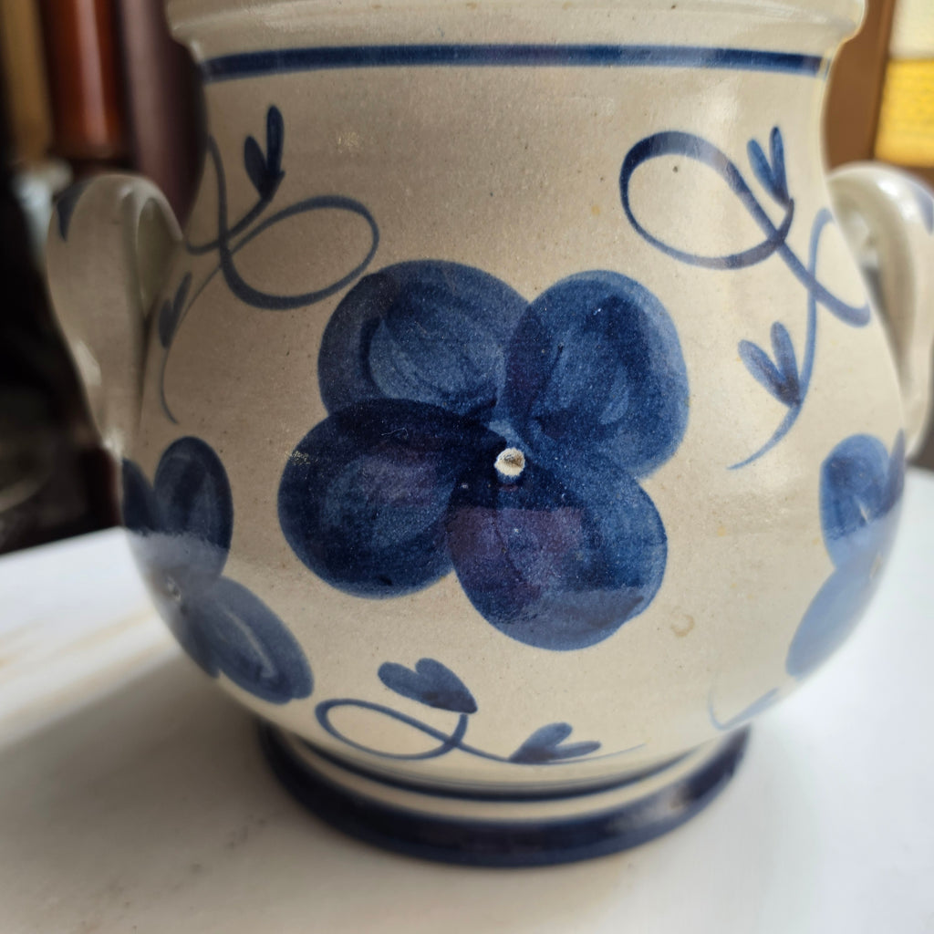 Antiker Westerwälder Schmalztopf / Steinguttopf mit Henkeln – Handgemaltes Kobaltblaues Blumenmuster – Vintage Küchendekoration Übertopf Blumentopf