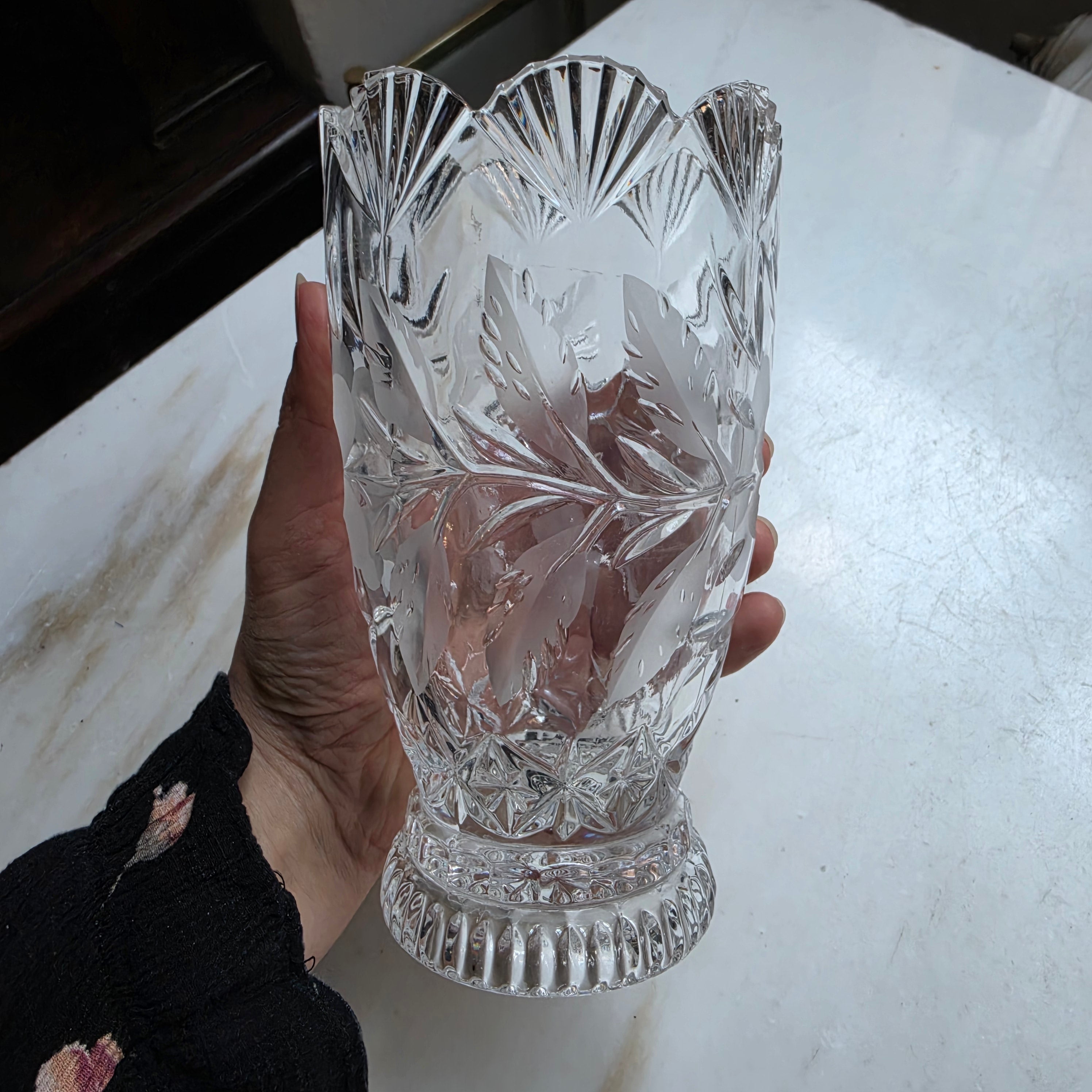 Vintage Kristall-Vase mit floraler Gravur & Wellenrand | Handgeschliffenes Bleikristall, Bogenrand-Prunkvase