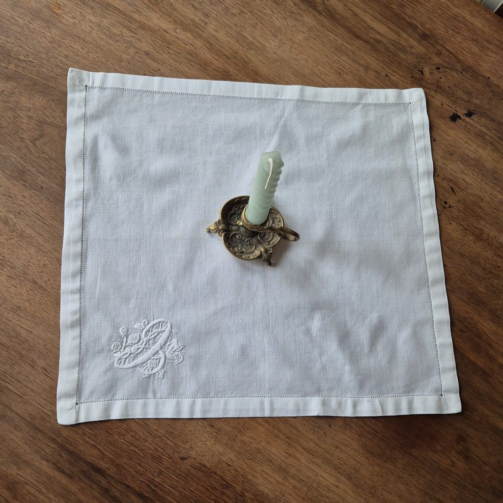 Antike Serviette / Zierdeckchen bestickt weiß klein 40x36cm ♡
