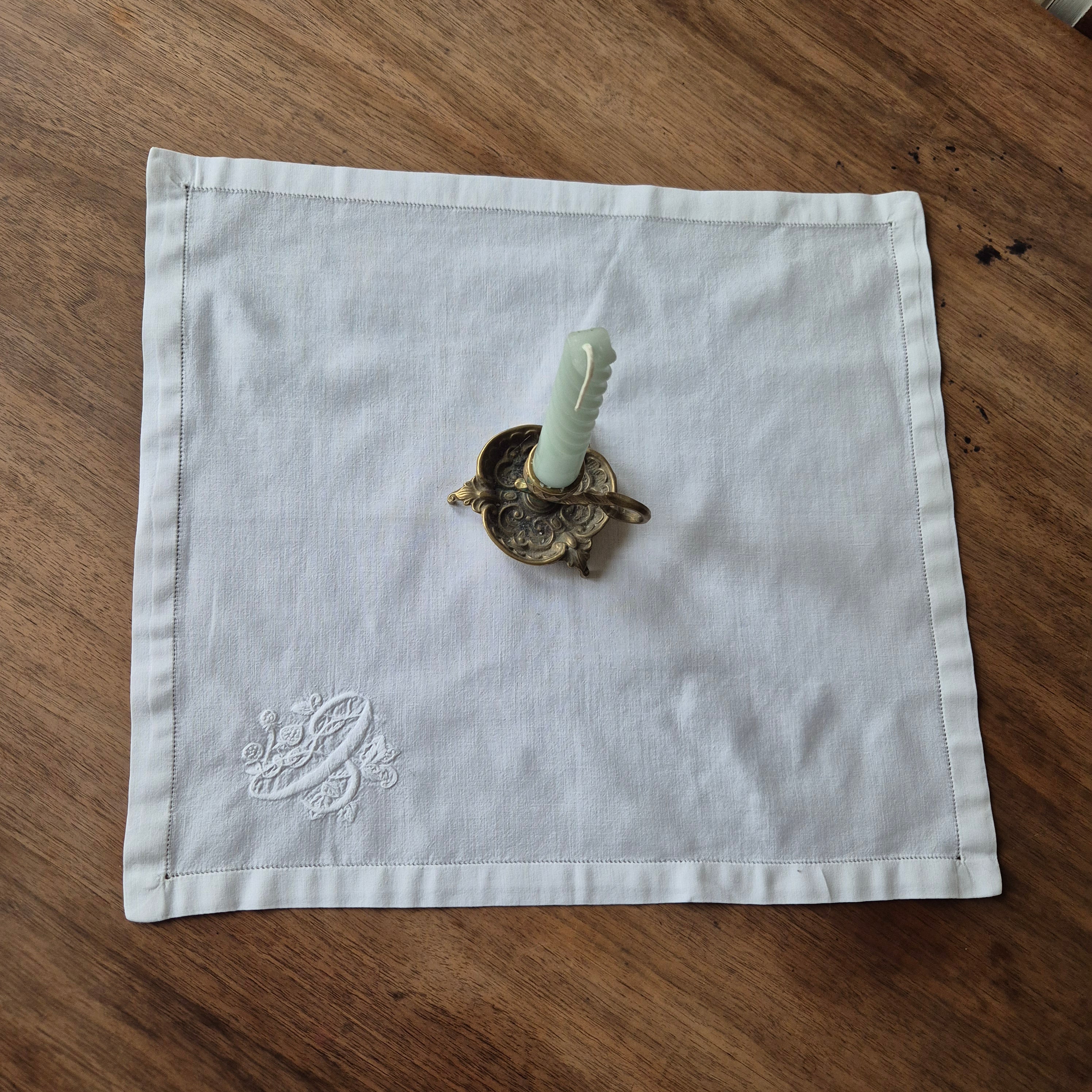 Antike Serviette / Zierdeckchen bestickt weiß klein 40x36cm ♡