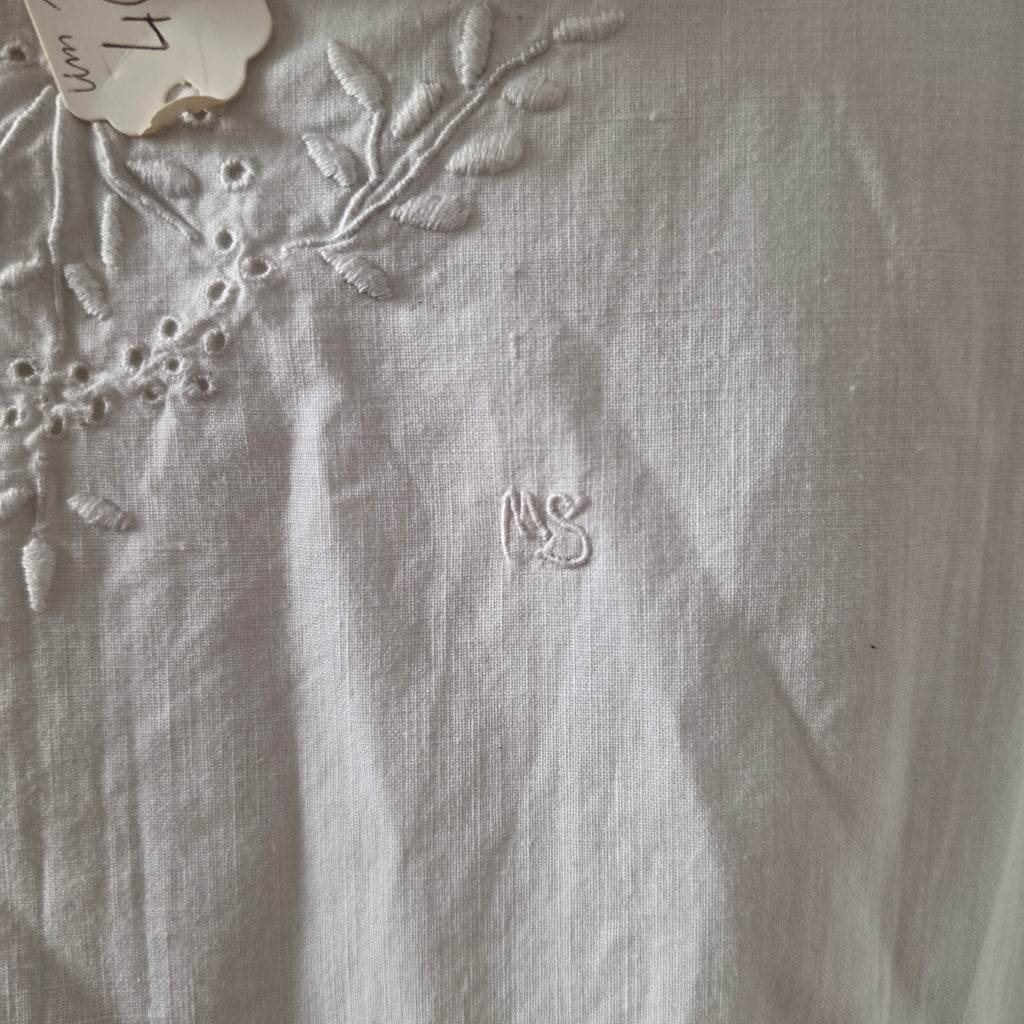 Jugendstil Baumwoll-Nachthemd um 1920 mit handgesticktem Monogramm „MS“