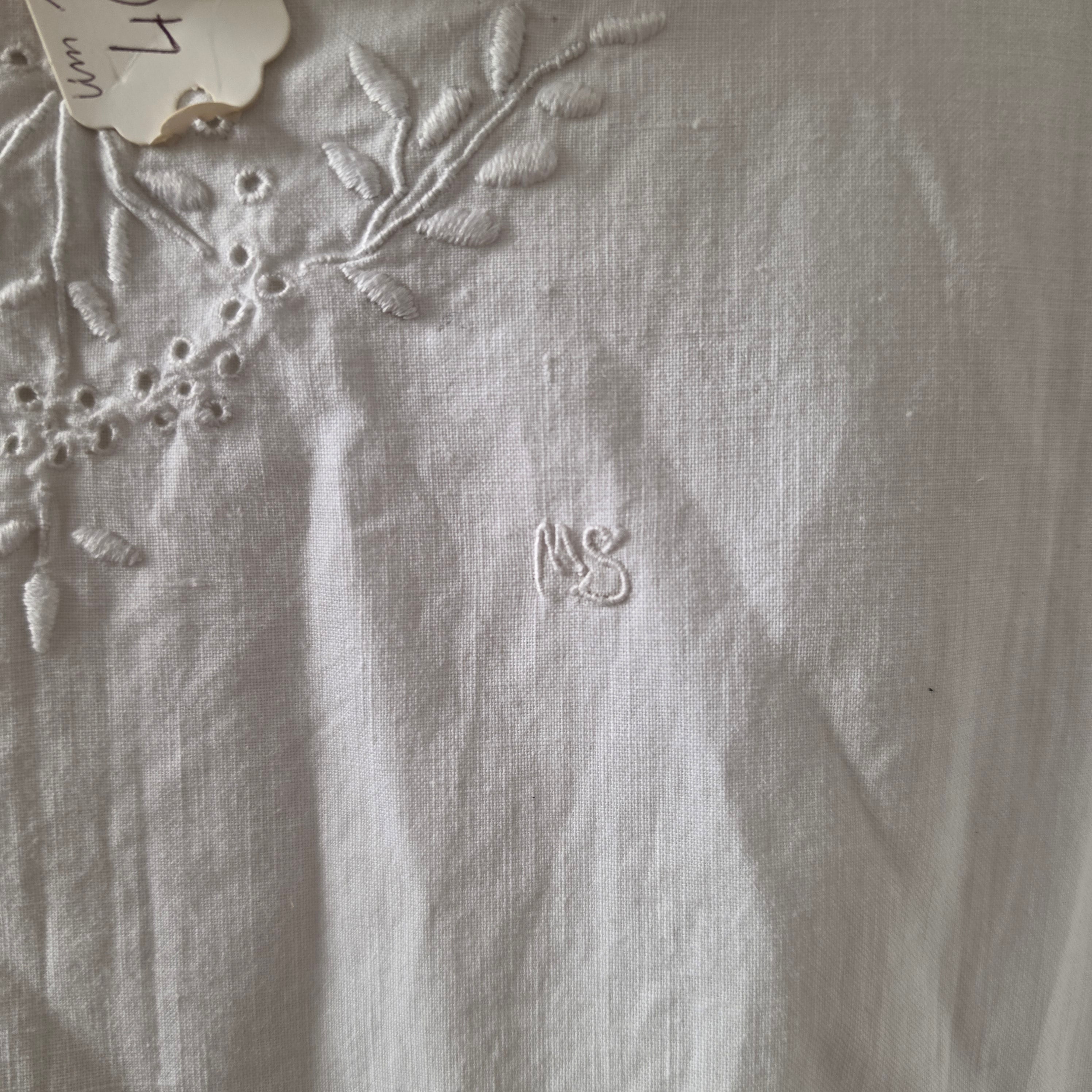 Jugendstil Baumwoll-Nachthemd um 1920 mit handgesticktem Monogramm „MS“