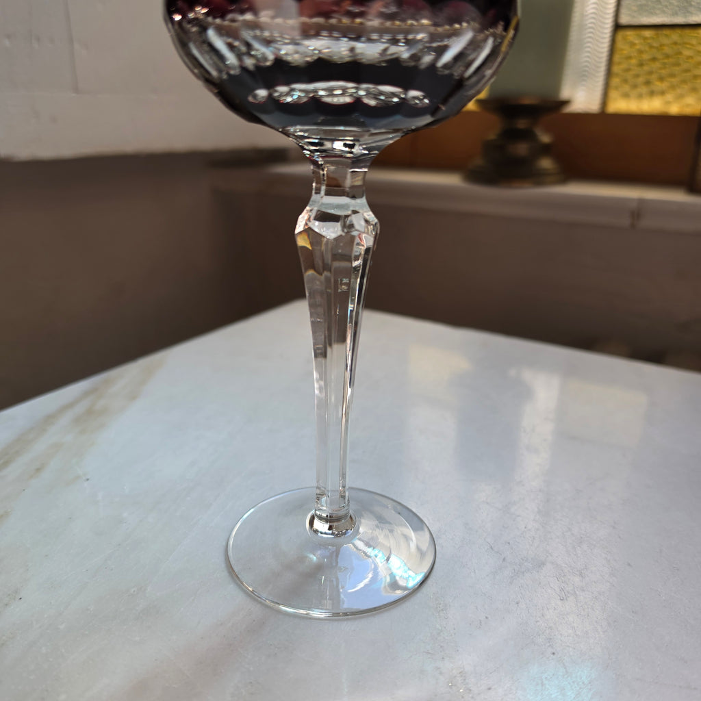 Edles Vintage Römer-Kelchglas in tiefem Rubinrot / Brombeer mit Facettenschliff