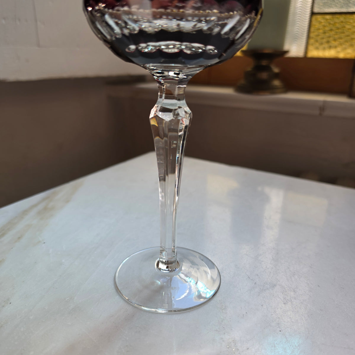 Edles Vintage Römer-Kelchglas in tiefem Rubinrot / Brombeer mit Facettenschliff