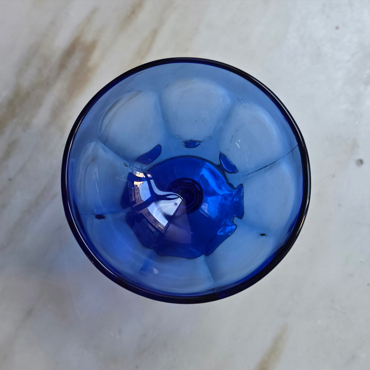 Eleganter kobaltblauer Vintage-Glasbecher auf Fuß