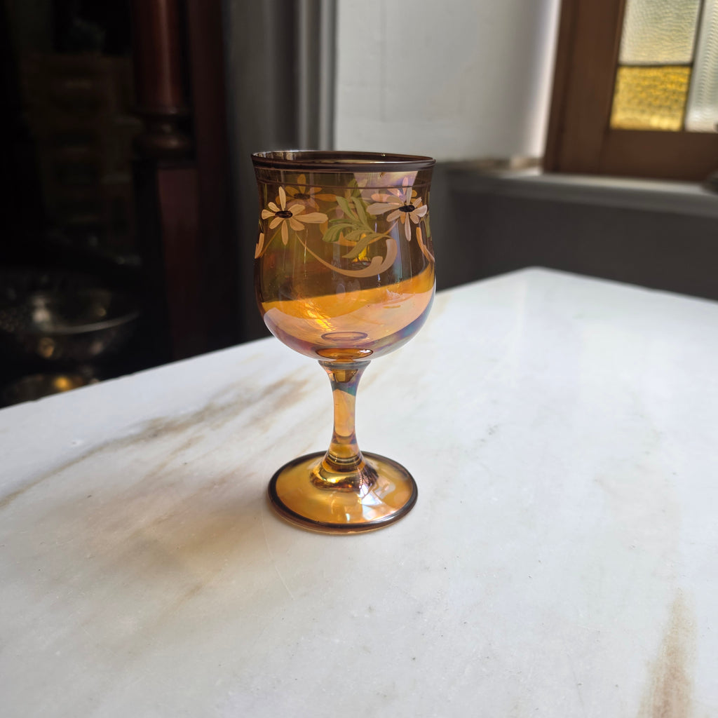 Vintage Likörglas - Likörkelch aus Bernstein-Glas – Handbemalt mit Blumenmotiv & Irisierendem Glanz