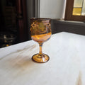 Vintage Likörglas - Likörkelch aus Bernstein-Glas – Handbemalt mit Blumenmotiv & Irisierendem Glanz