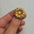 Vintage Blüten-Brosche mit echter Perle – Goldfarbene Anstecknadel 60er Jahre