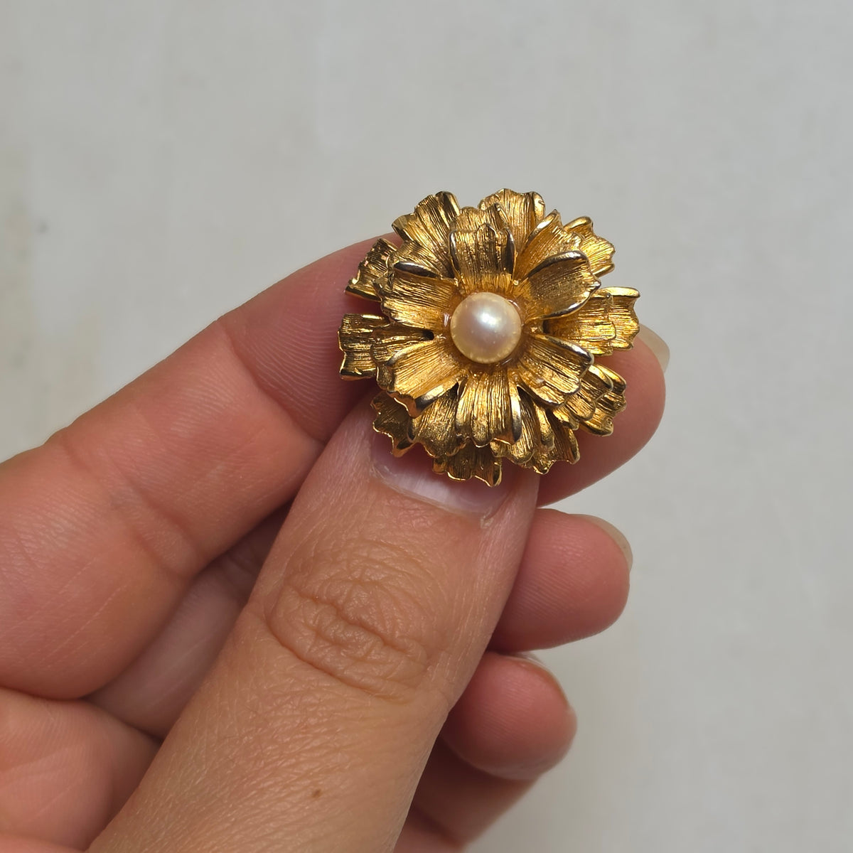 Vintage Blüten-Brosche mit echter Perle – Goldfarbene Anstecknadel 60er Jahre