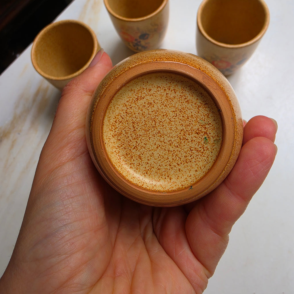 4er Set Vintage Keramikbecher - Rustikale Becher mit herbstlichem Frucht-Dekor - Sprenkelglasur