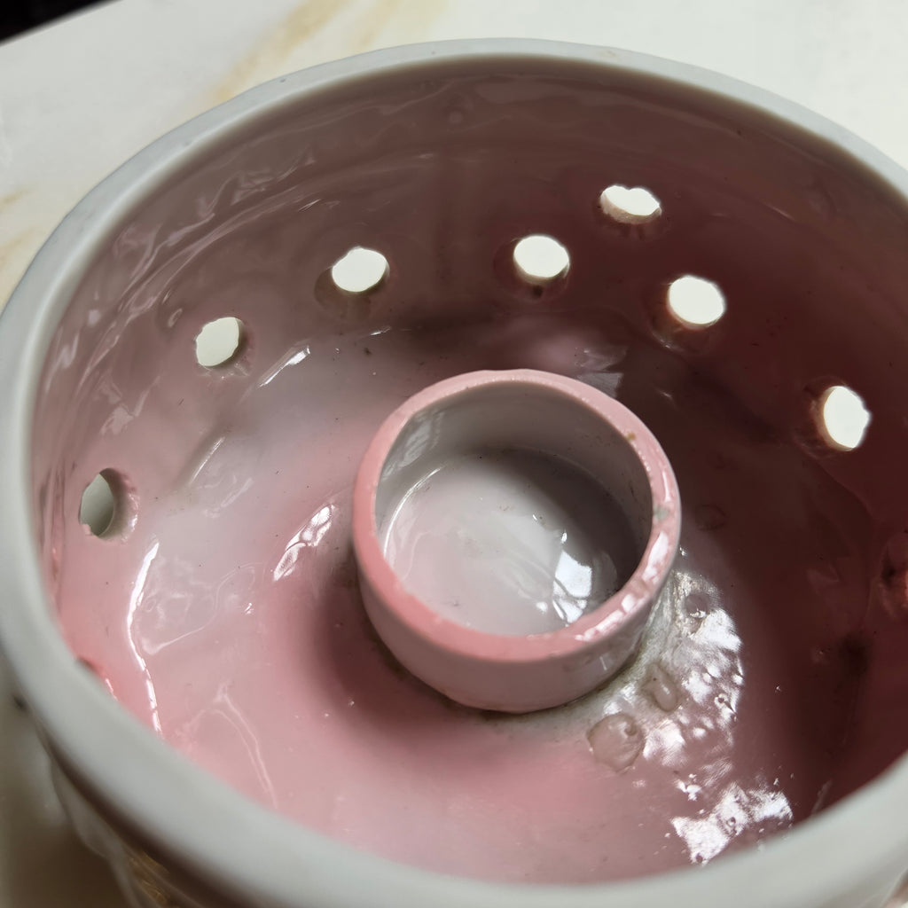 Vintage Keramik-Stövchen "Rosé Elegance" – Mit Reliefmuster & Zartrosa Innenlasur