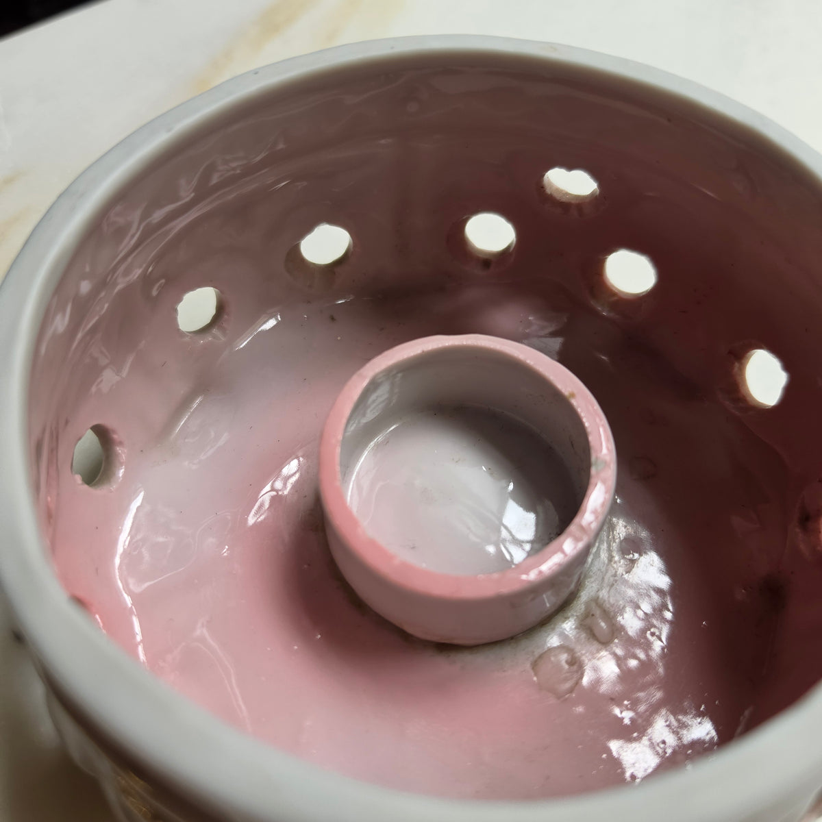 Vintage Keramik-Stövchen "Rosé Elegance" – Mit Reliefmuster & Zartrosa Innenlasur
