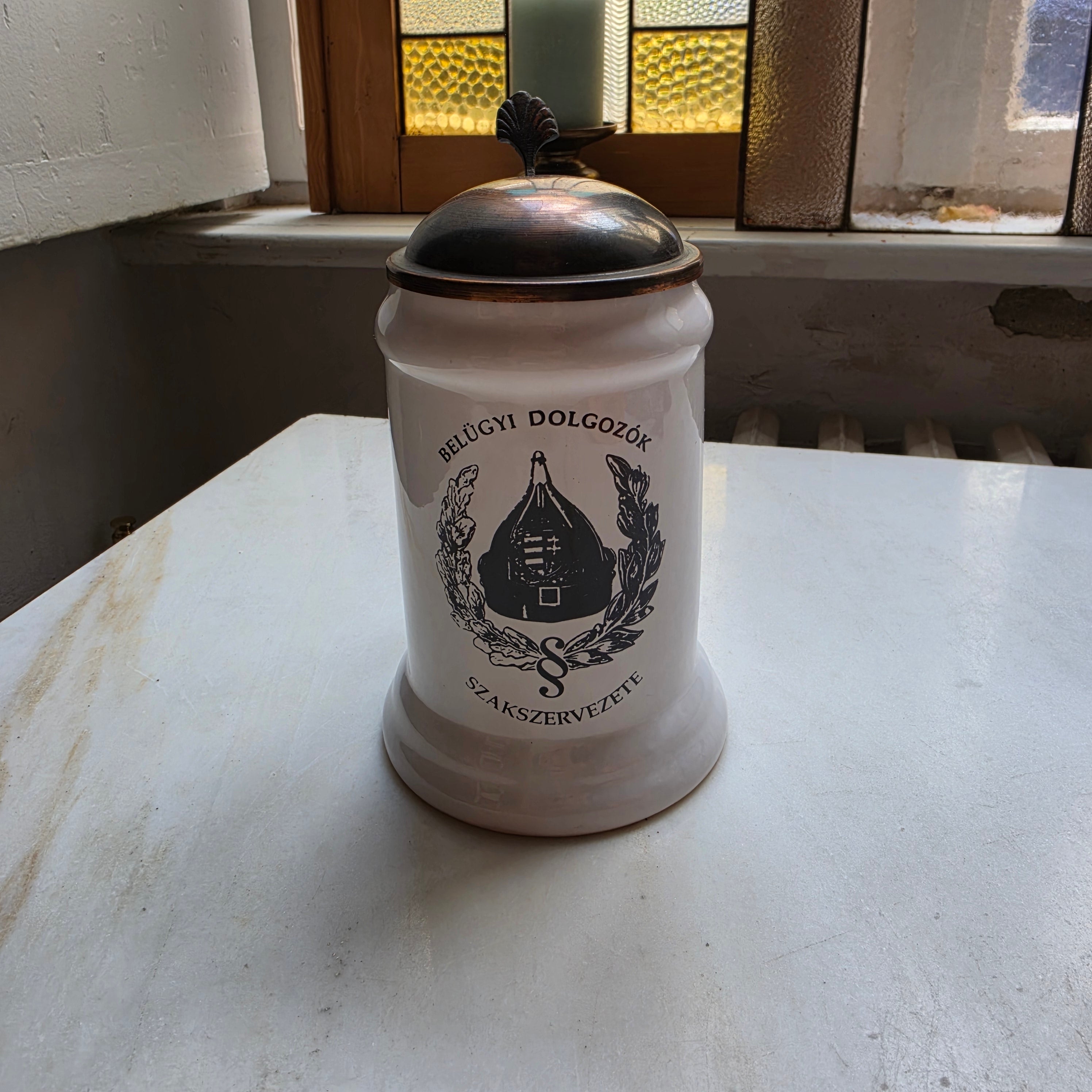Historischer ungarischer Steingut-Bierkrug mit Zinndeckel – „Belügyi Dolgozók Szakszervezete“