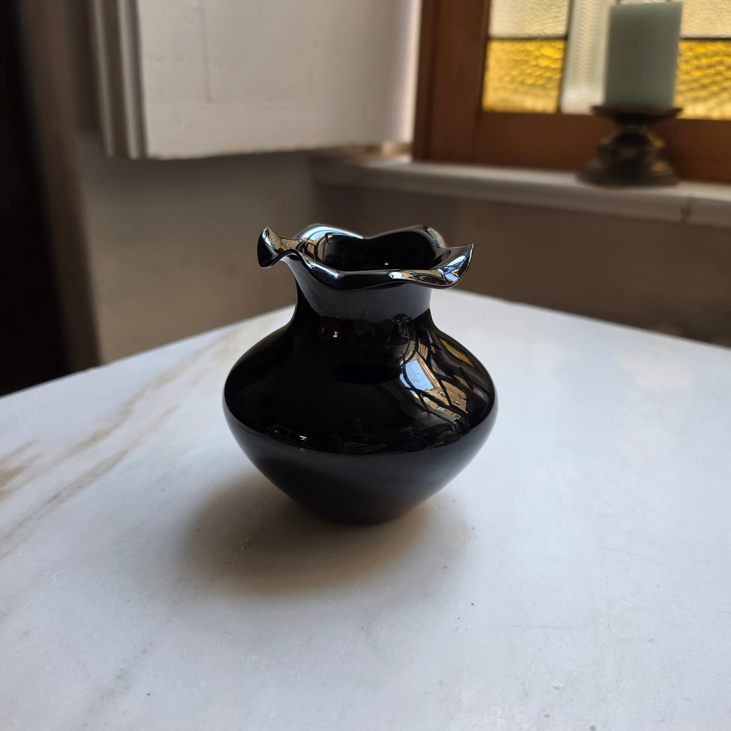 Eleganter Vintage-Mini-Vase aus Schwarzem Glas - Mundgeblasen mit gewelltem Rand