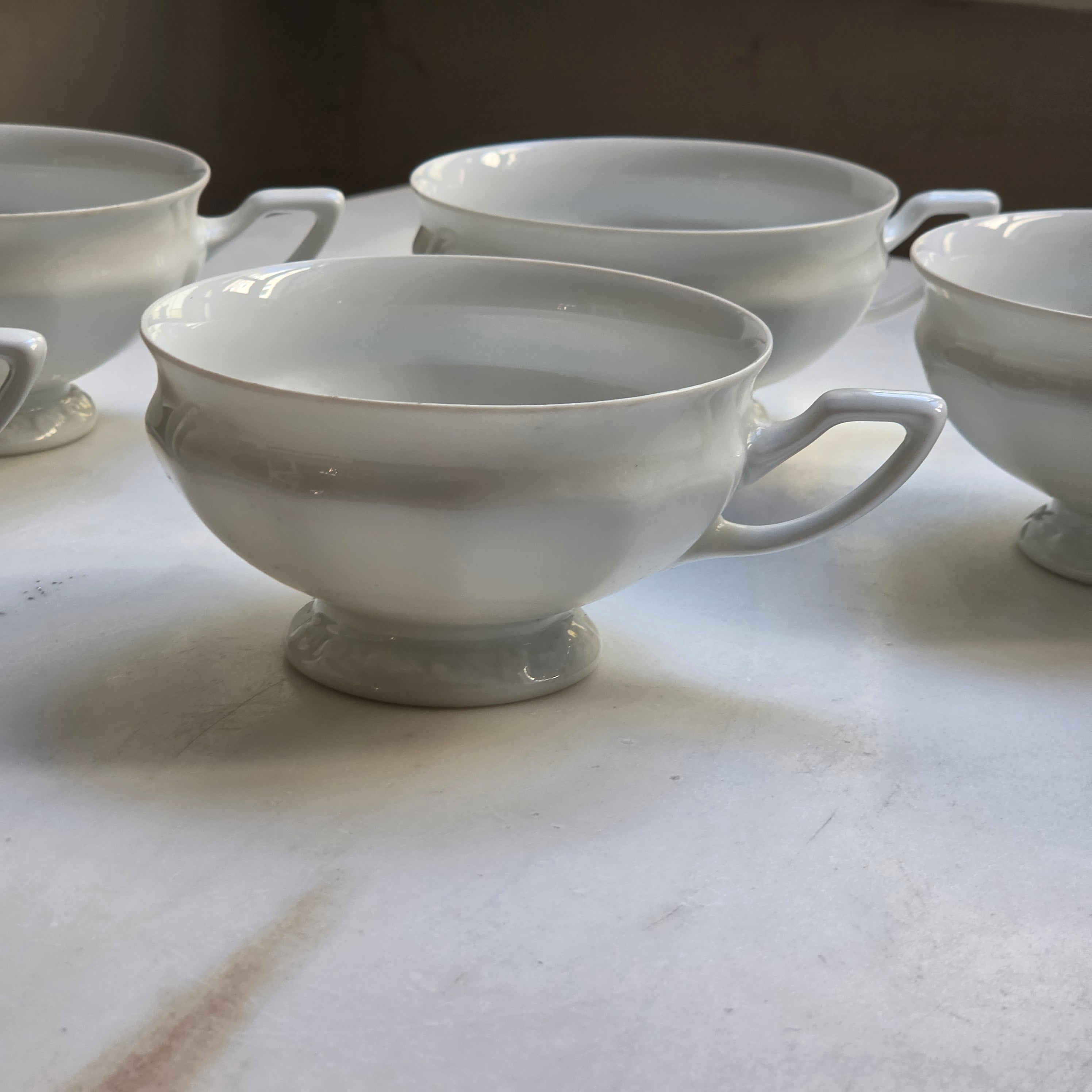 Vintage Rosenthal Porzellan Tassen Set (5-teilig) – Weißes Geschirr mit Relief-Standfuß & elegantem Henkel