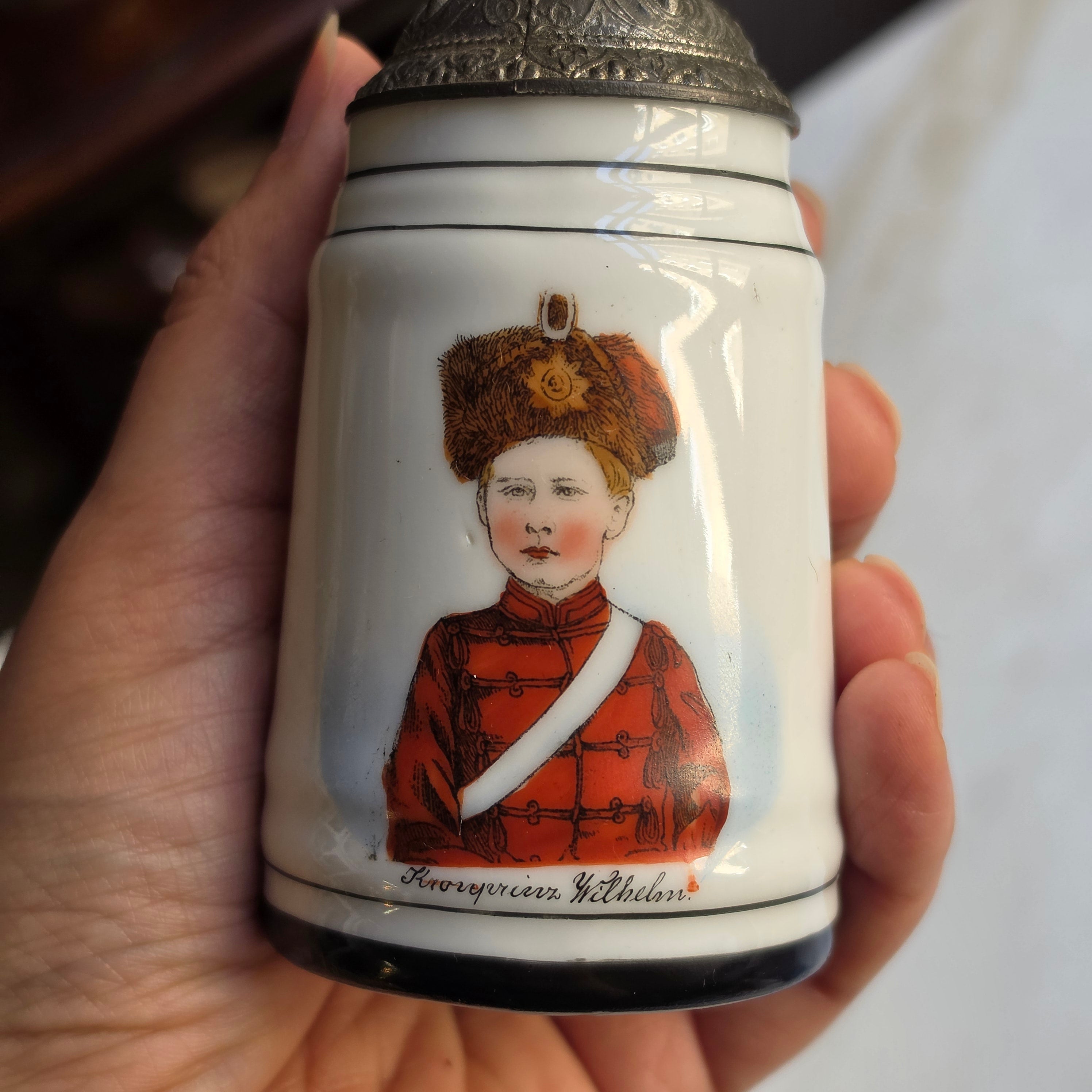 Antiker Porzellan-Miniaturkrug mit Zinndeckel – „Kronprinz Wilhelm“ in Husarenuniform um 1900