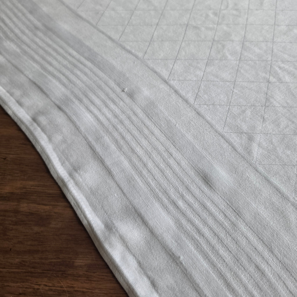 Antike Damast-Tischdecke mit Rauten-Muster & Atlasrand - Reinweiß - 90x100cm