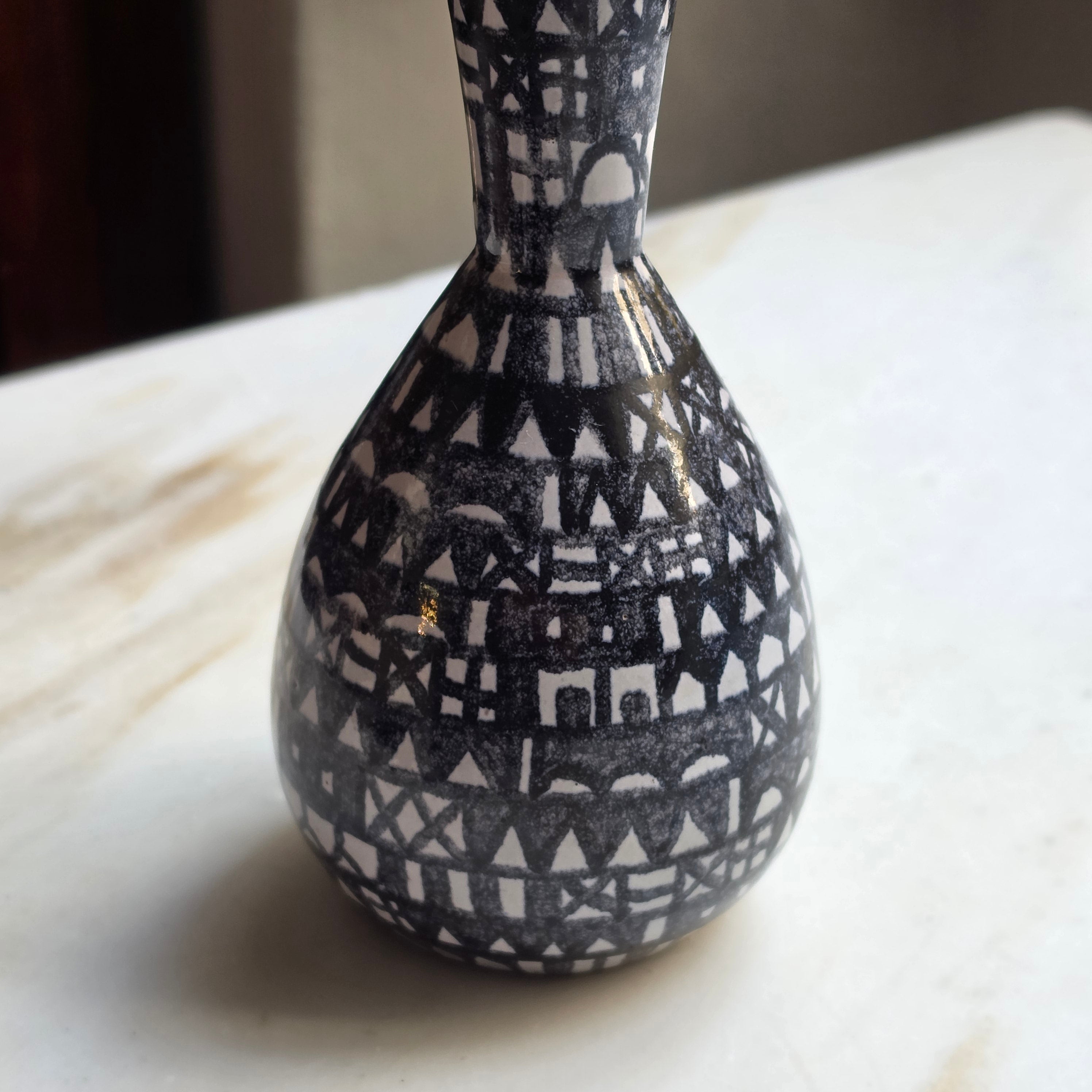 Artisan Keramik-Vase, handbemalt im folkloristischen Mid-Century-Stil