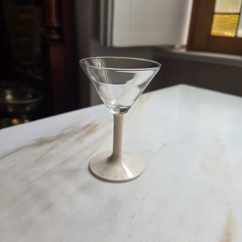 Elegantes Martini- & Cocktailglas mit beigefarbenem Stiel – Modern Vintage Design