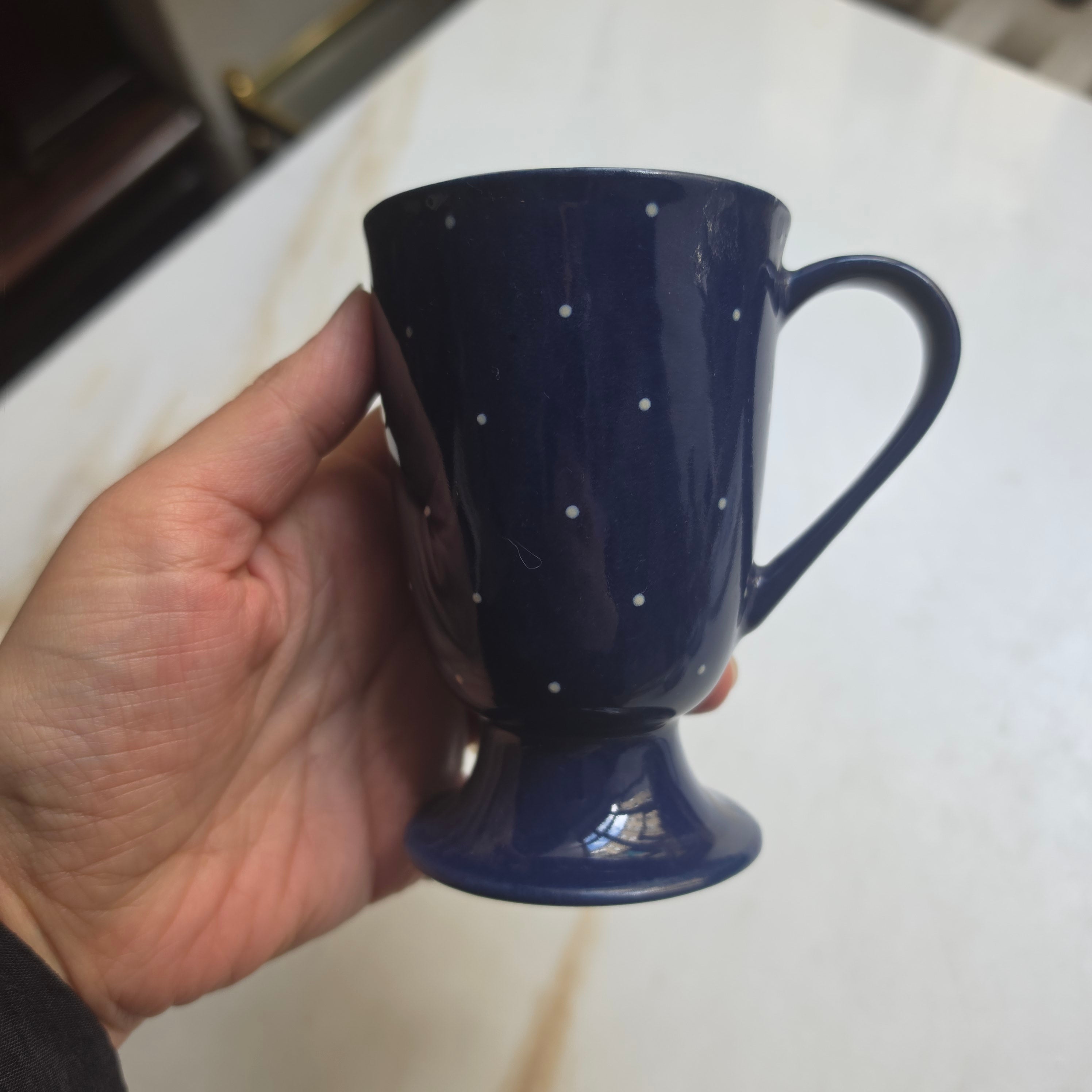 Handgemachte Keramiktasse mit Fuß & Punktemuster – Blau/Beige