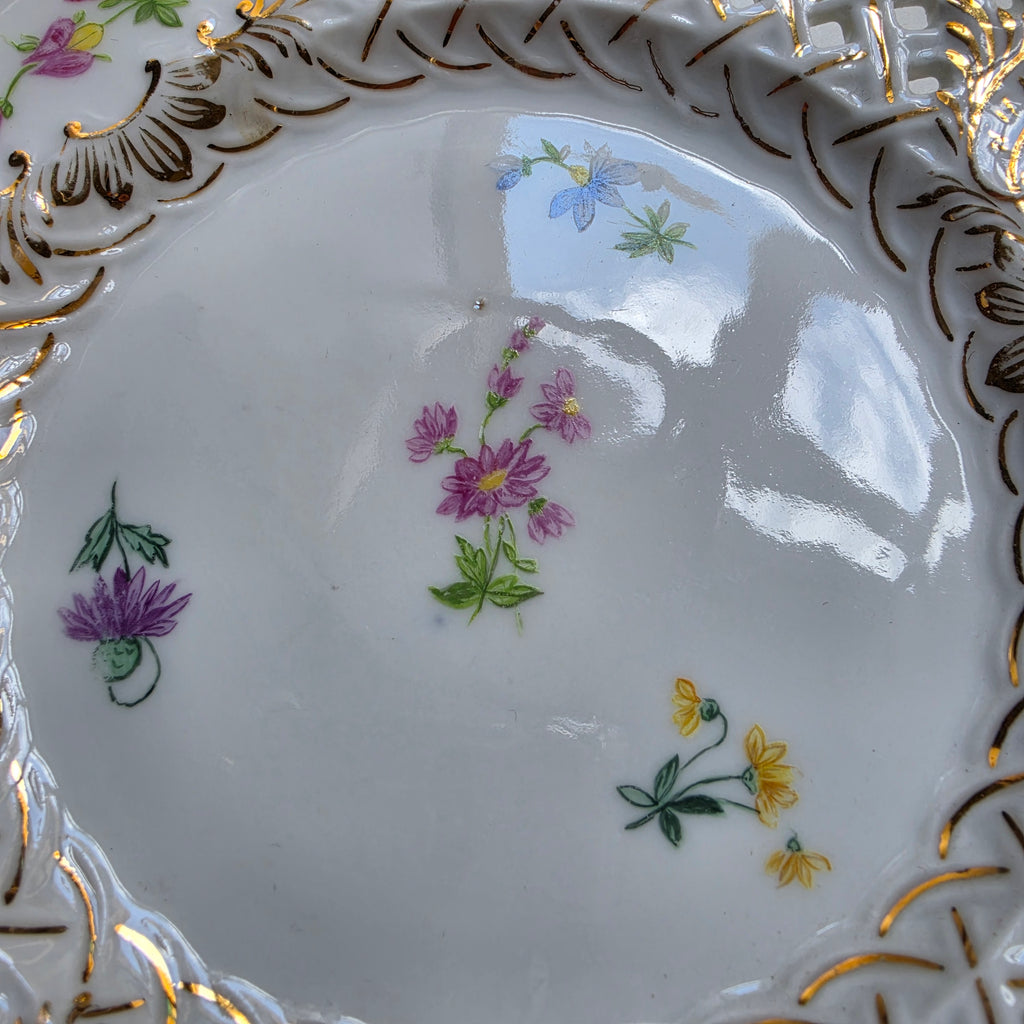 Antiker Durchbruchteller mit handgemalten Blumen – um 1900