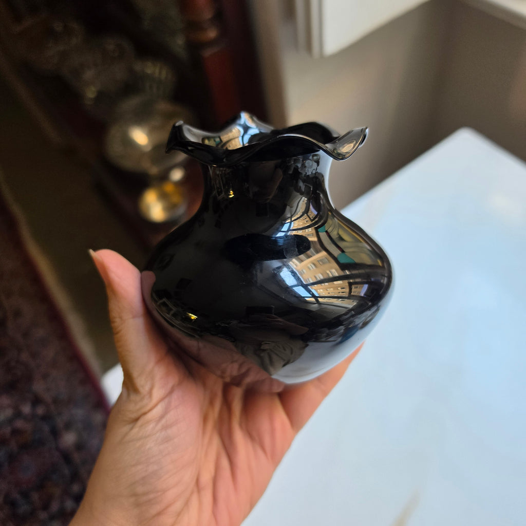Eleganter Vintage-Mini-Vase aus Schwarzem Glas - Mundgeblasen mit gewelltem Rand