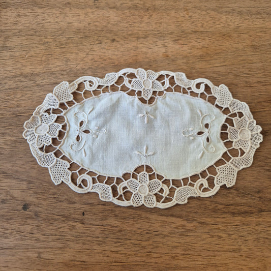 Antikes kleines Zierdeckchen creme gehäkelt geklöppelt Baumwolle 23x15cm oval