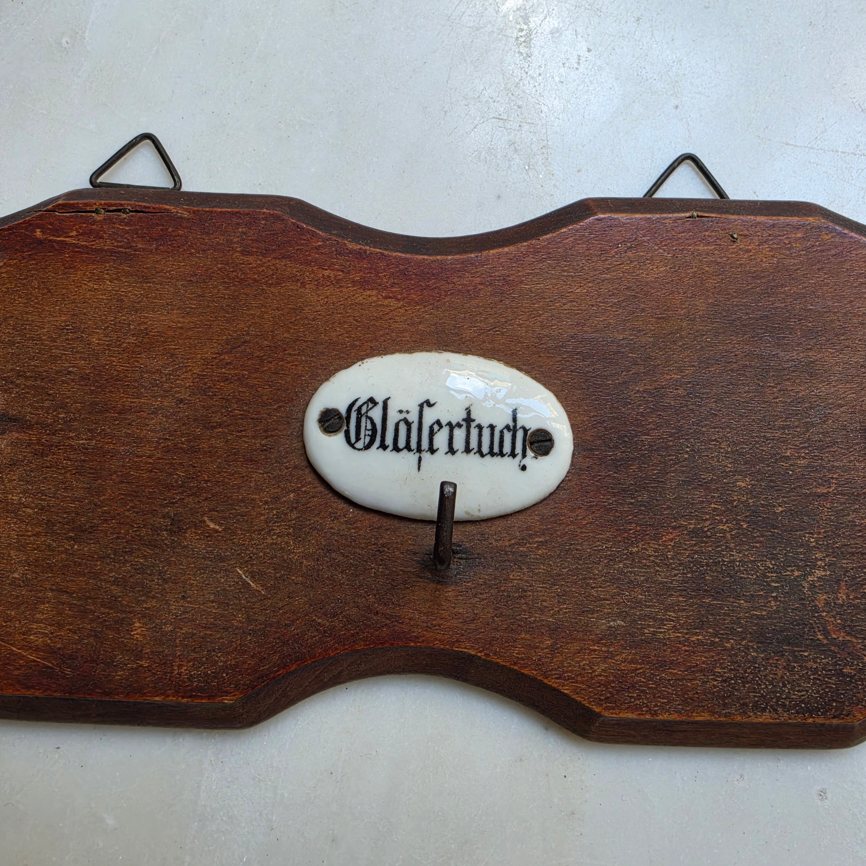 Antike Jugendstil Hakenleiste - Holz mit Porzellanschildchen "Wischtuch, Gläsertuch, Messertuch"