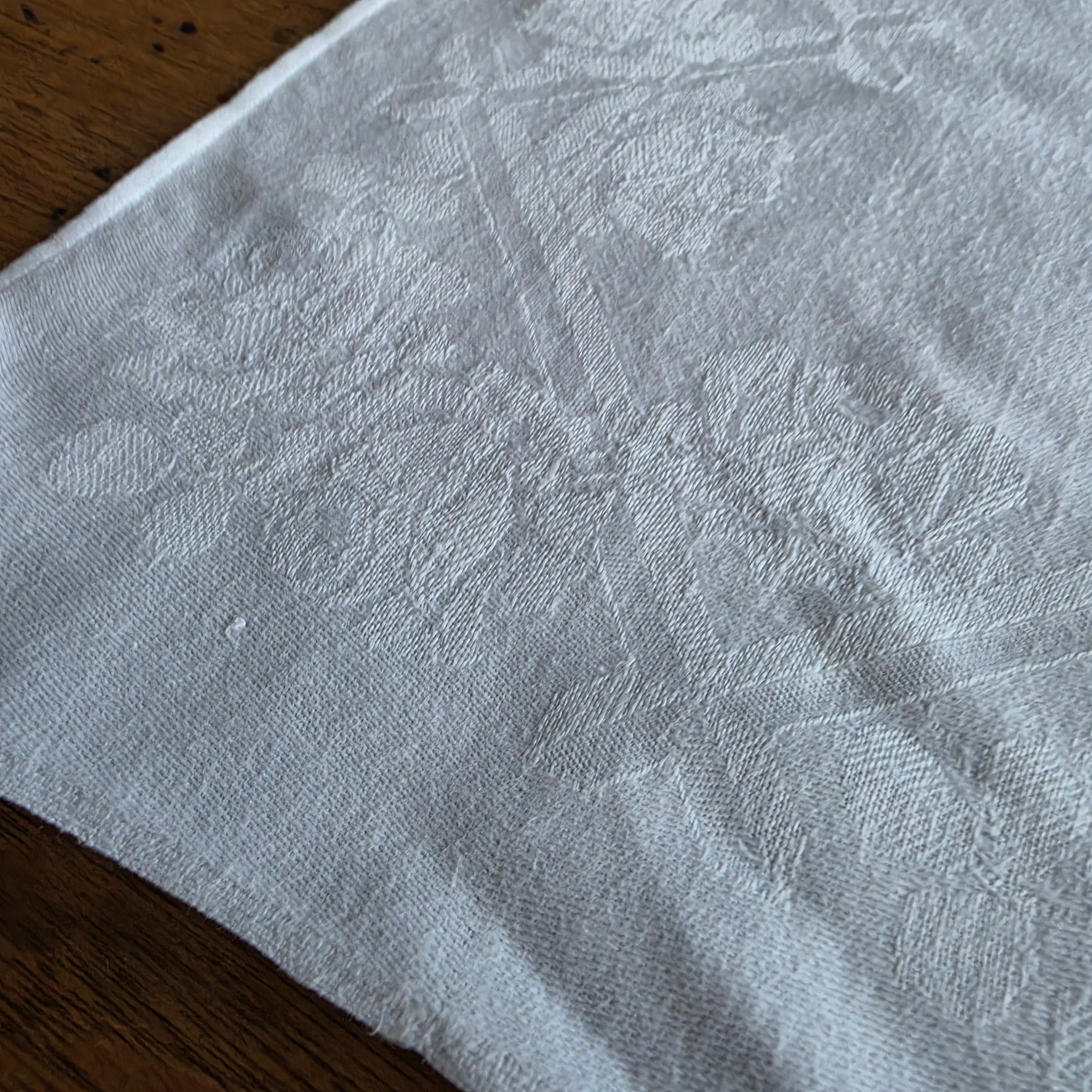 Antike Damast-Stoffserviette mit kunstvollem Monogramm „H.W.“ – Reines Leinen/Halbleinen um 1900 - 45x48cm