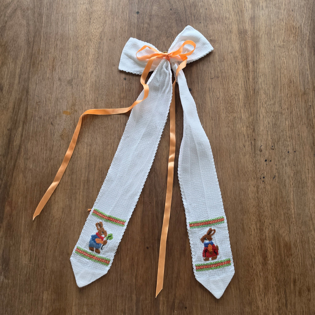Handgestickte Oster-Schleife mit Hasen-Motiven – Vintage Wanddeko / Türdeko (Kreuzstich) - 47cm
