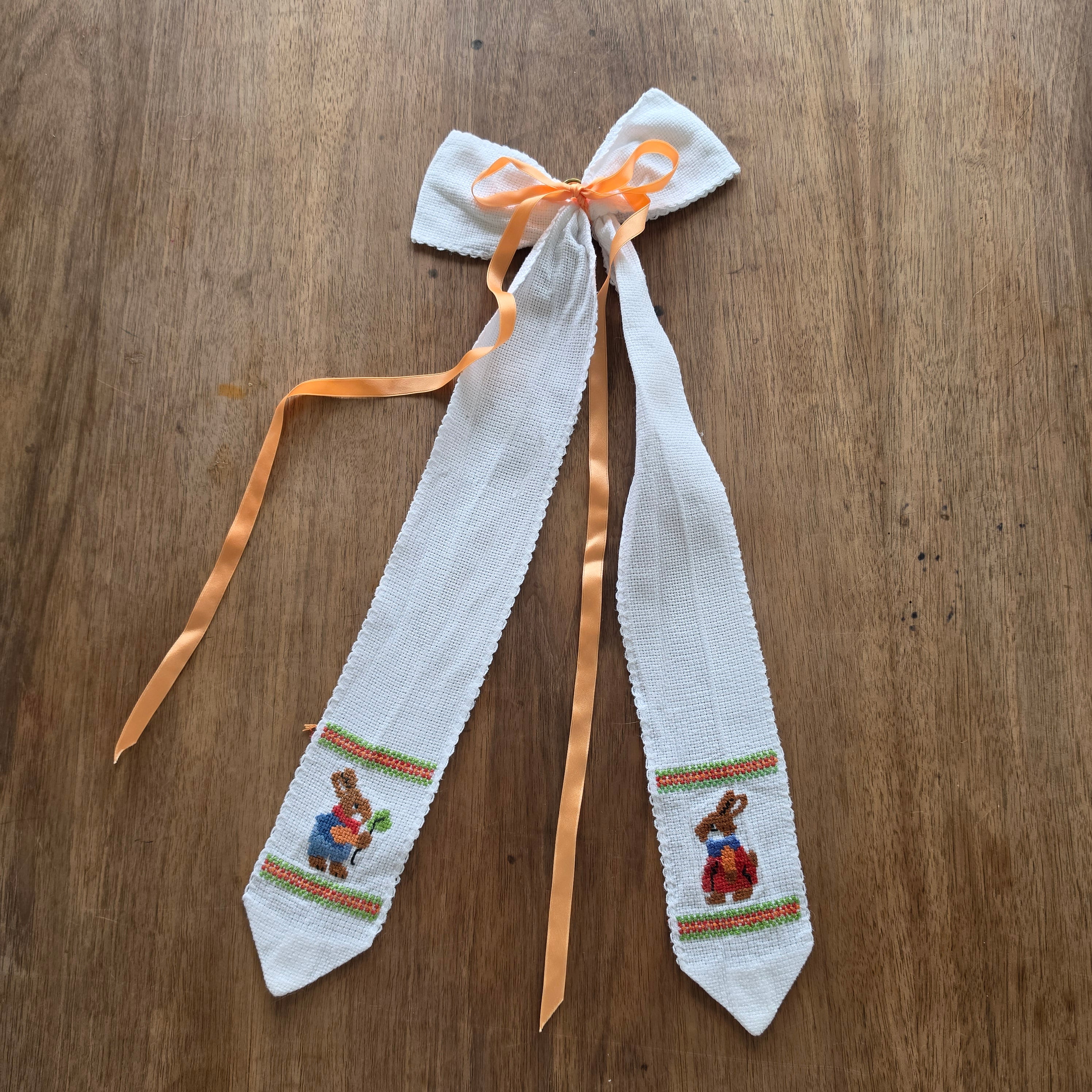 Handgestickte Oster-Schleife mit Hasen-Motiven – Vintage Wanddeko / Türdeko (Kreuzstich) - 47cm