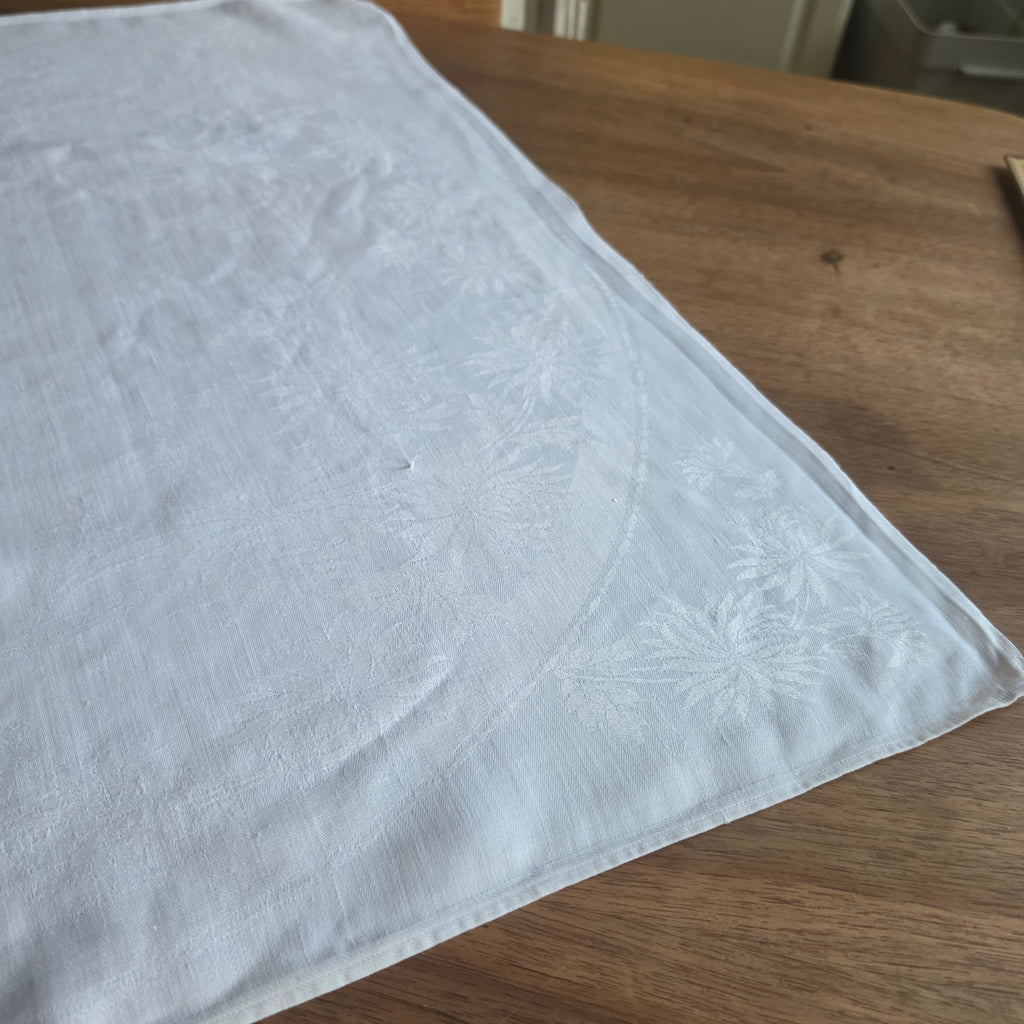 Antike Damast-Serviette mit floralem Chrysanthemen-Muster – Um 1900 - 62x62cm