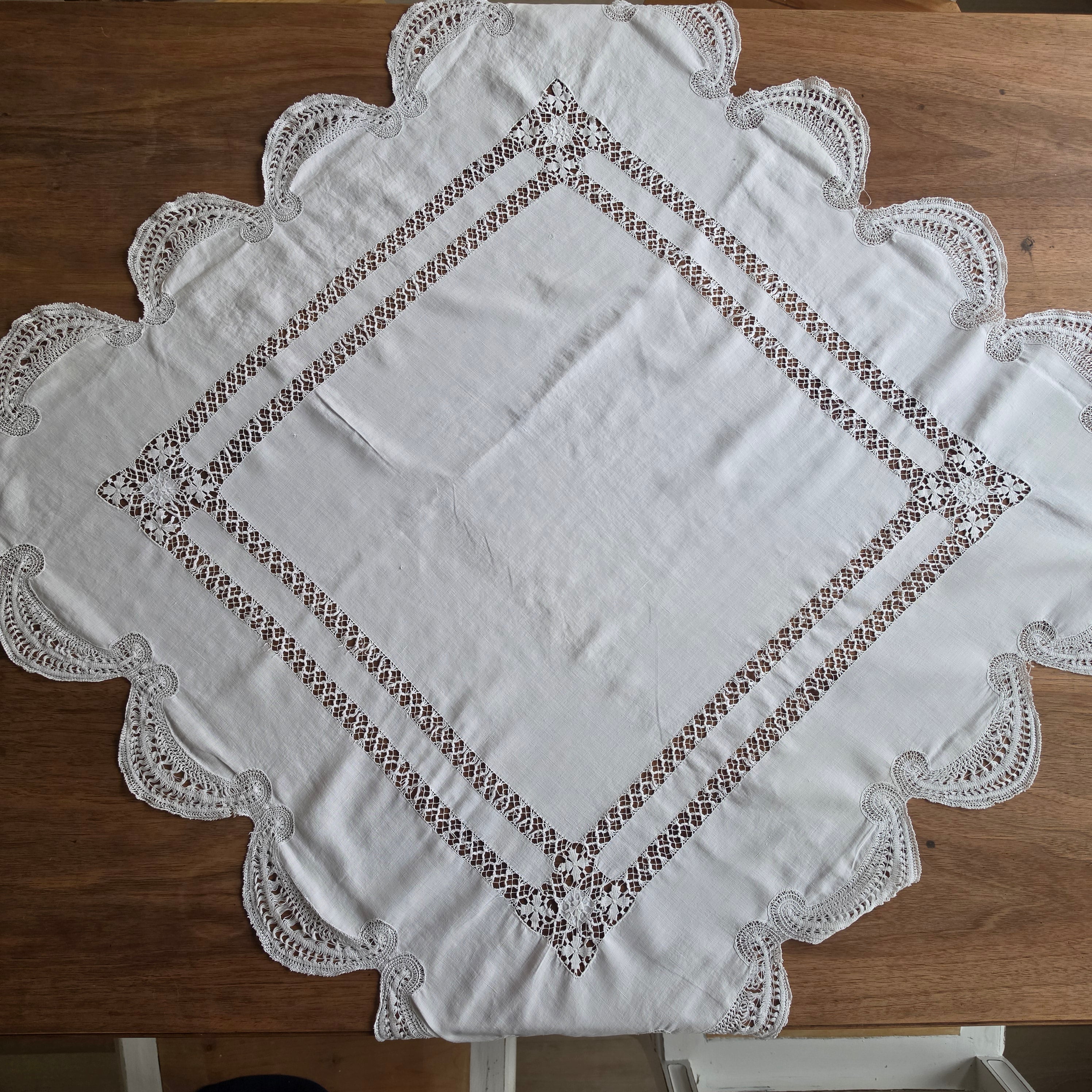 Antike Baumwoll-Tischdecke mit opulenten Spitzenbögen & Durchbruchsarbeit - um 1900 - 83x83cm