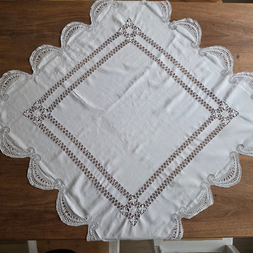 Antike Baumwoll-Tischdecke mit opulenten Spitzenbögen & Durchbruchsarbeit - um 1900 - 83x83cm