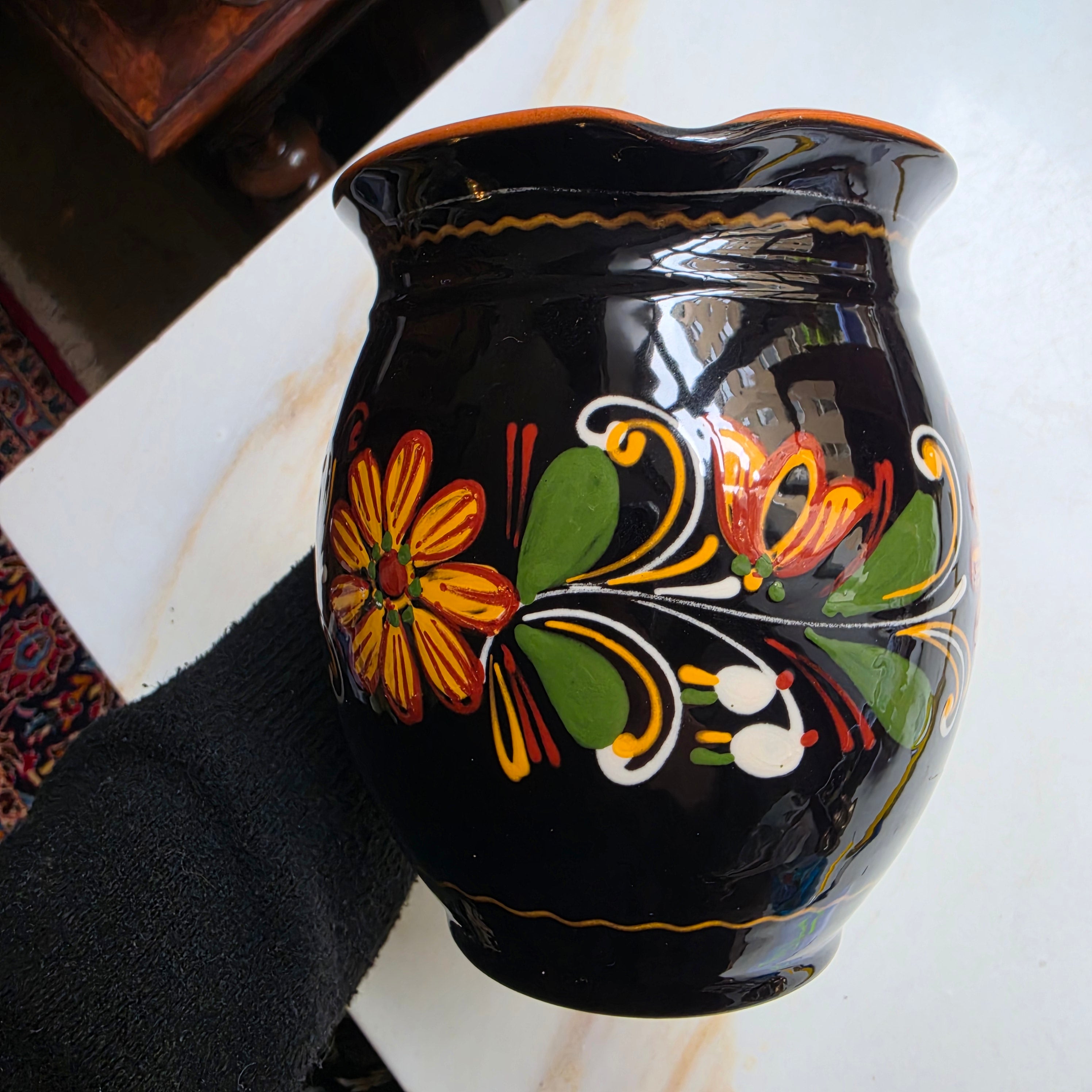 Vintage Krug mit Henkel - Handbemalt mit Blumen - schwarz