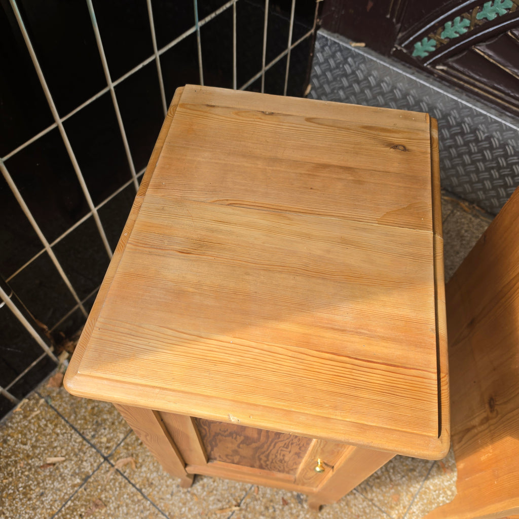 2x Biedermeier Nachtschränkchen – Massivholz mit Messingknopf