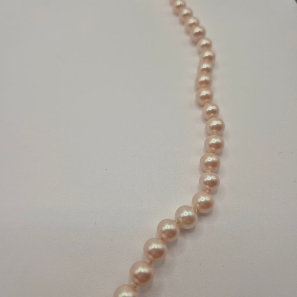 Elegante Modeschmuck-Perlenkette mit Saphir-Blauem Akzent