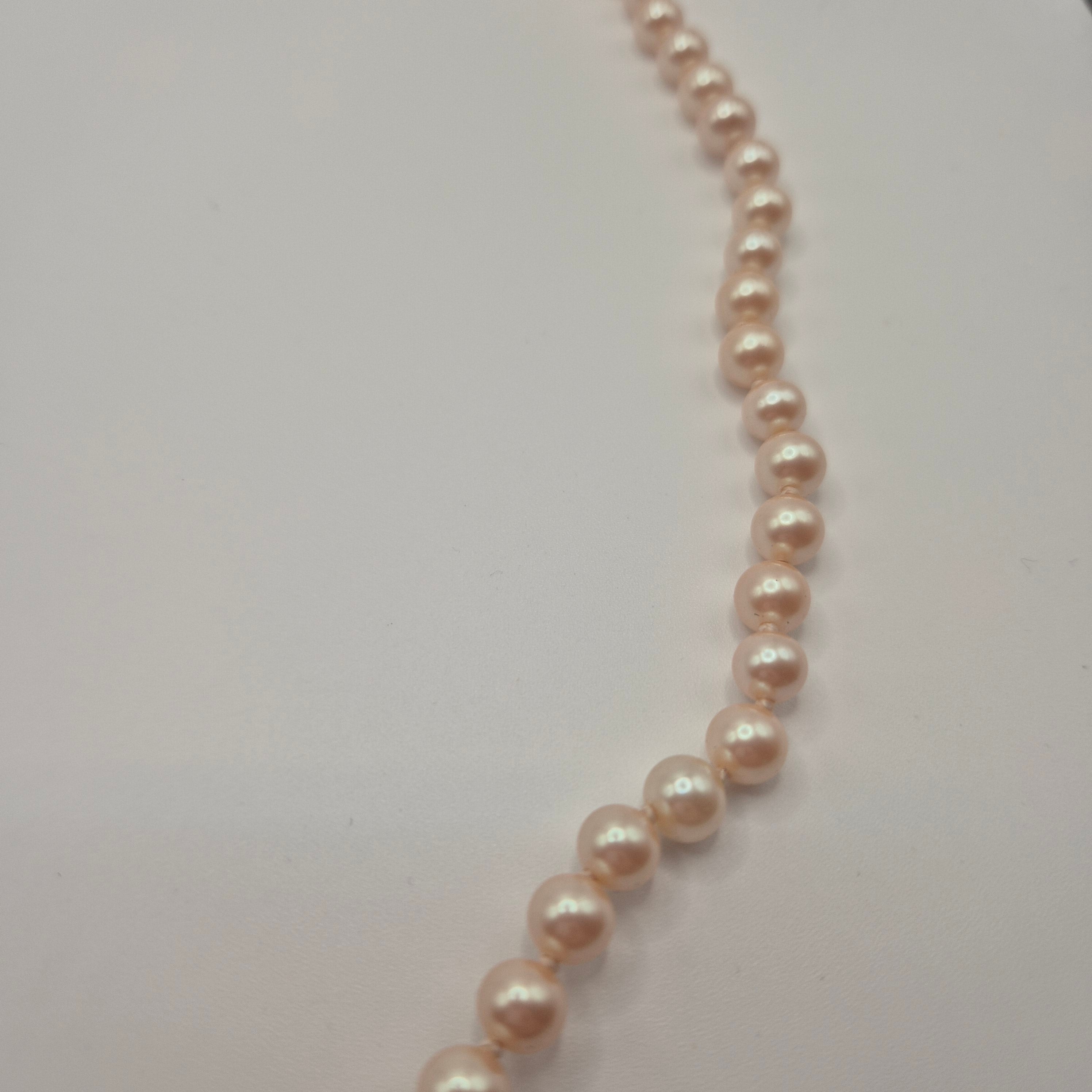 Elegante Modeschmuck-Perlenkette mit Saphir-Blauem Akzent