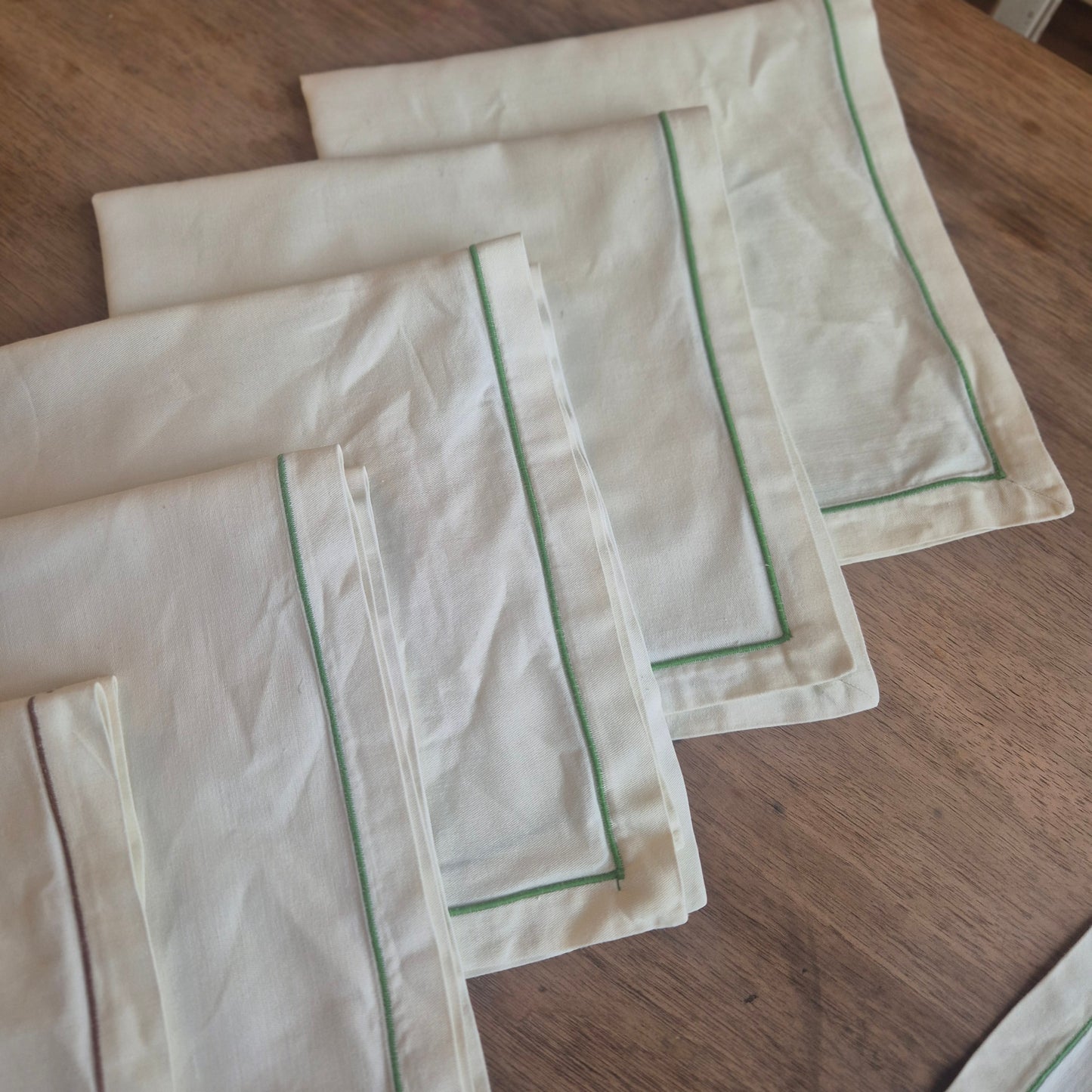 9x Grüne Stoffservietten Vintage 47x47cm Grün und brauner Rand Baumwolle Leinen