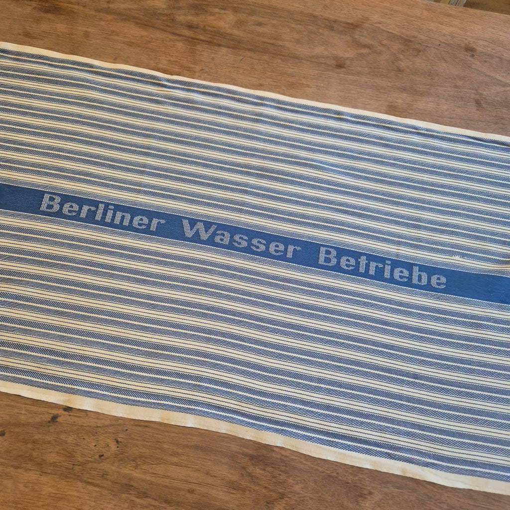 Vintage gestreiftes Halbleinen-Geschirrtuch mit dem Schriftzug „Berliner Wasser Betriebe 48x89cm
