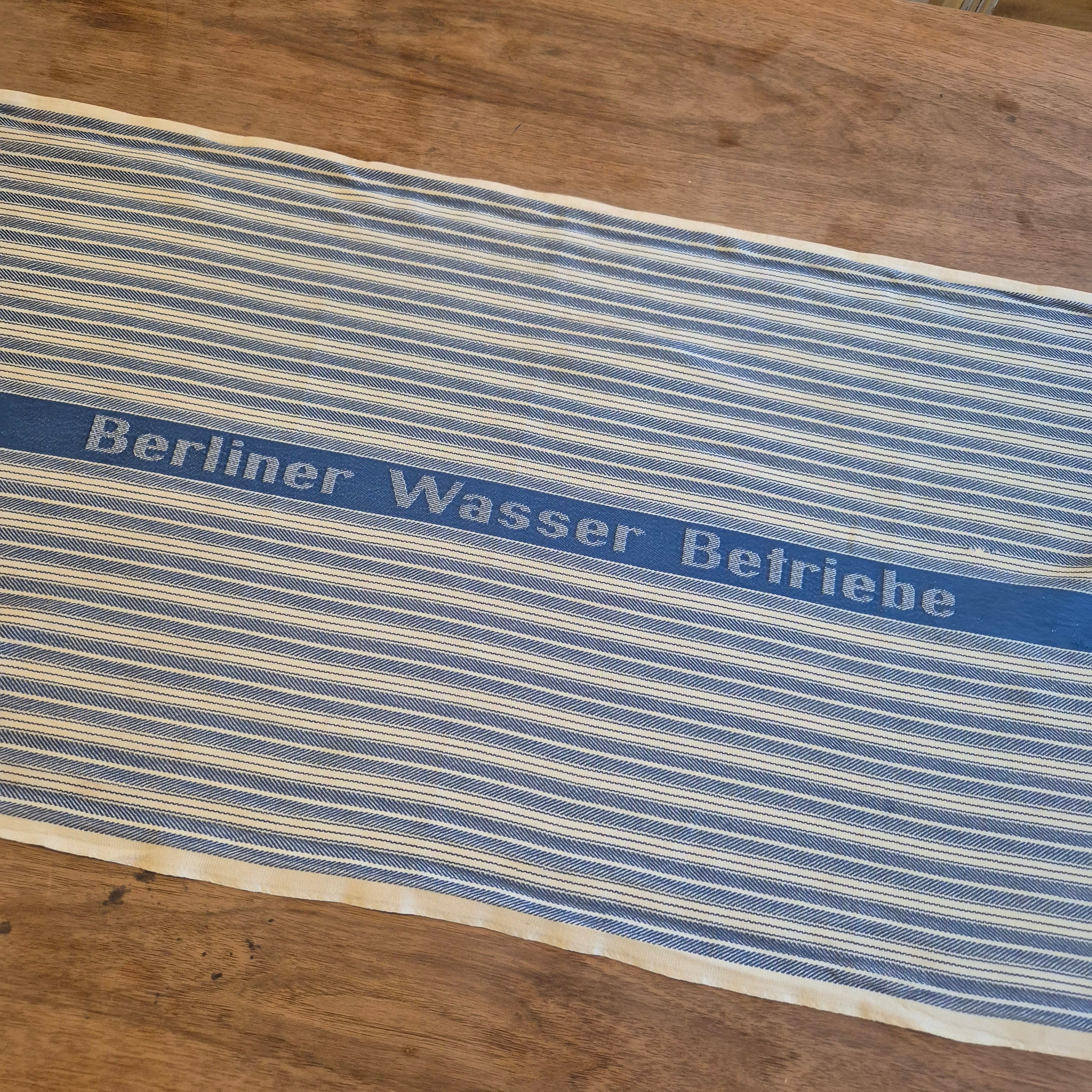 Vintage gestreiftes Halbleinen-Geschirrtuch mit dem Schriftzug „Berliner Wasser Betriebe 48x89cm