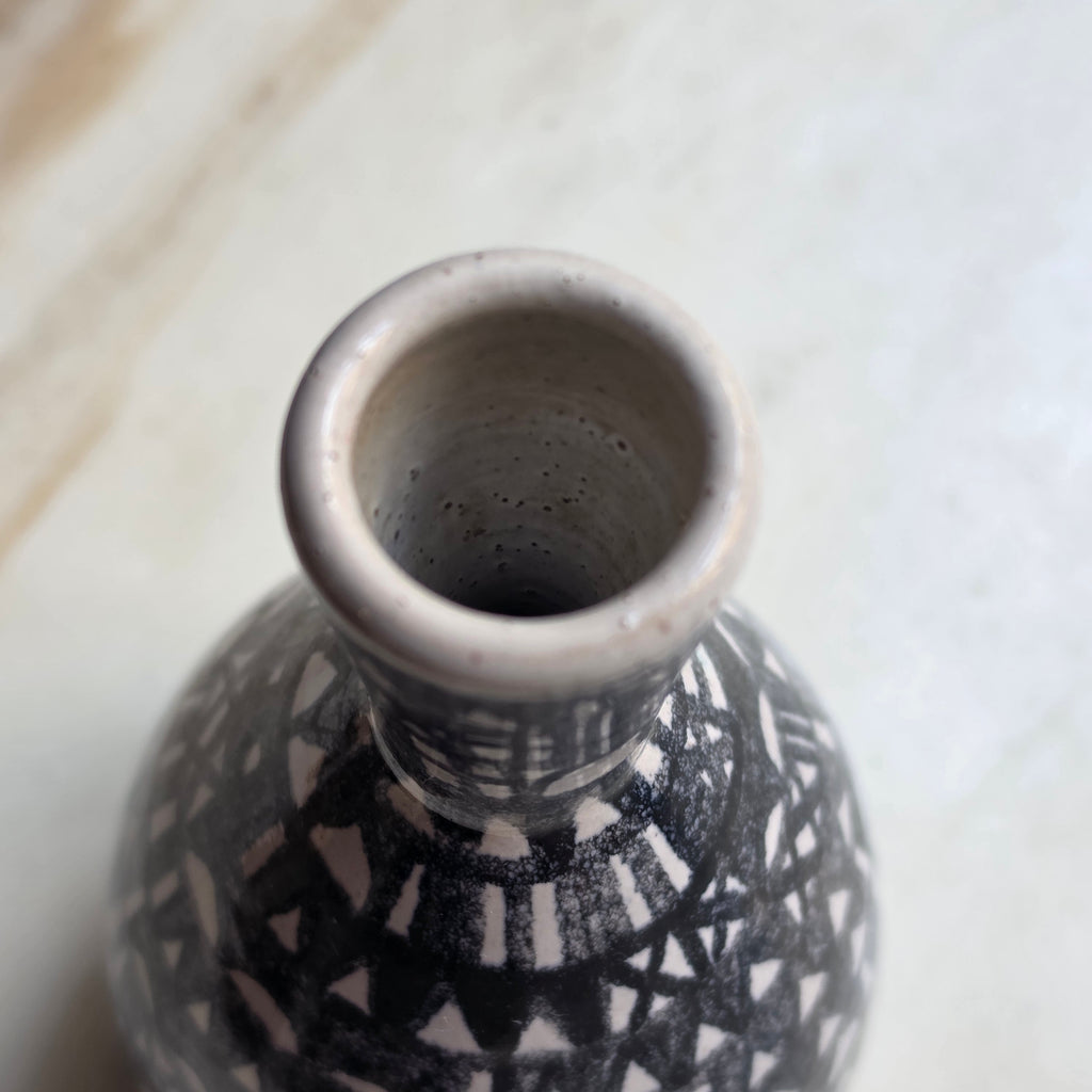 Artisan Keramik-Vase, handbemalt im folkloristischen Mid-Century-Stil