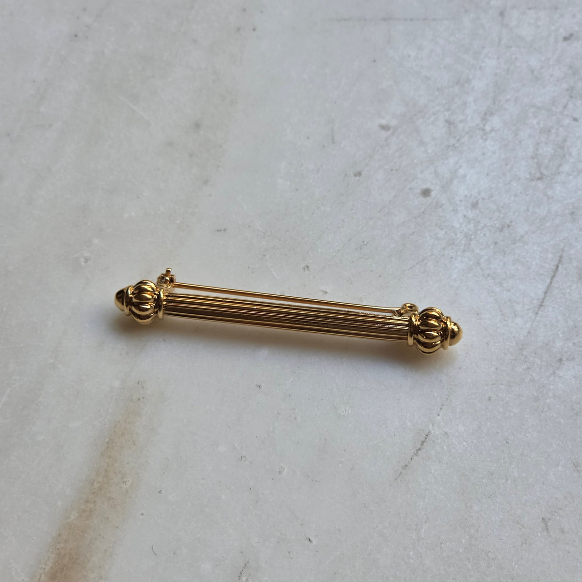 Elegante Vintage-Brosche in Stabform mit kanneliertem Dekor – Vergoldet