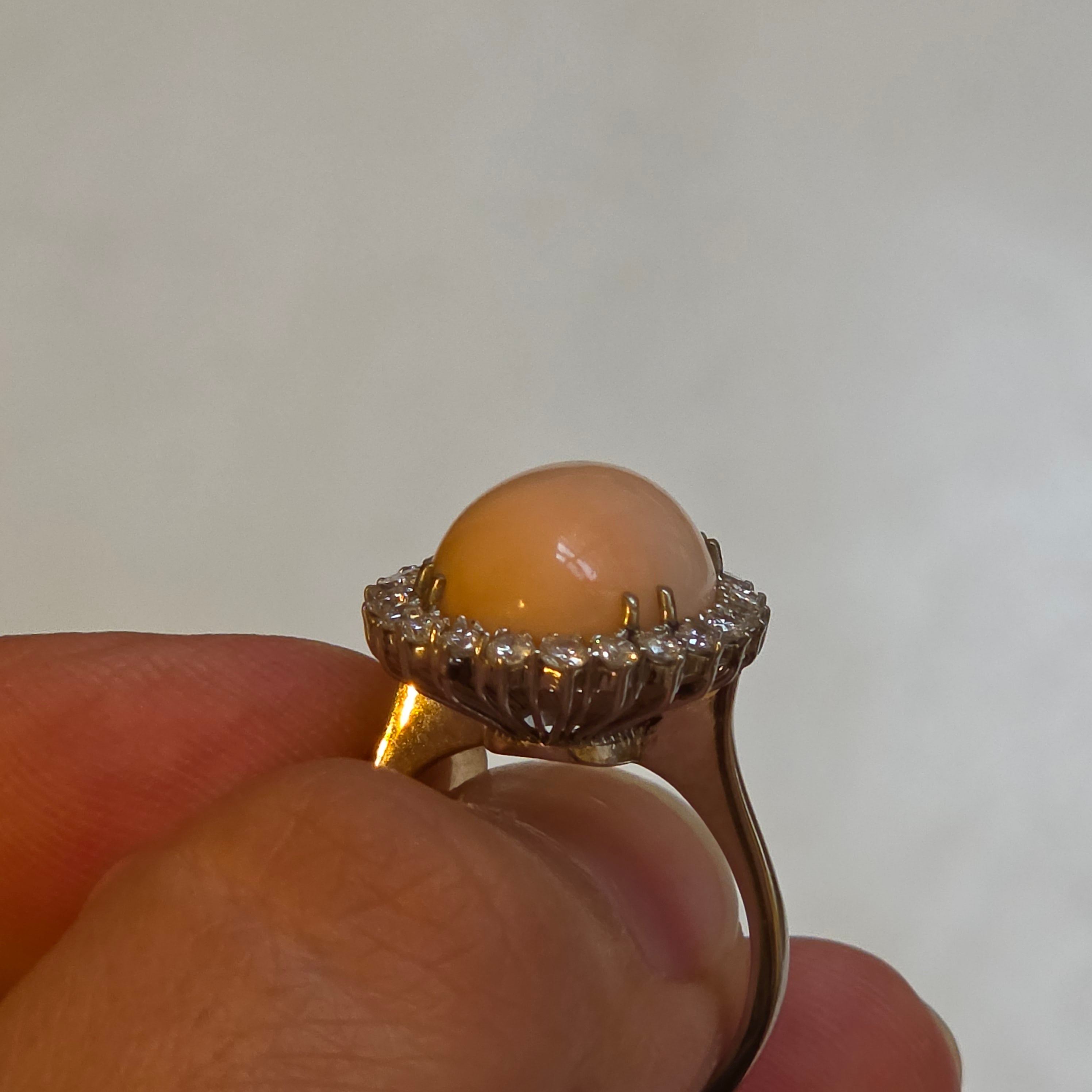 Echter 1950er Vintage Cocktailring 750er Weißgold – Zartkoralle & 24 Diamanten – Gr. 58 (7,6 Gramm)