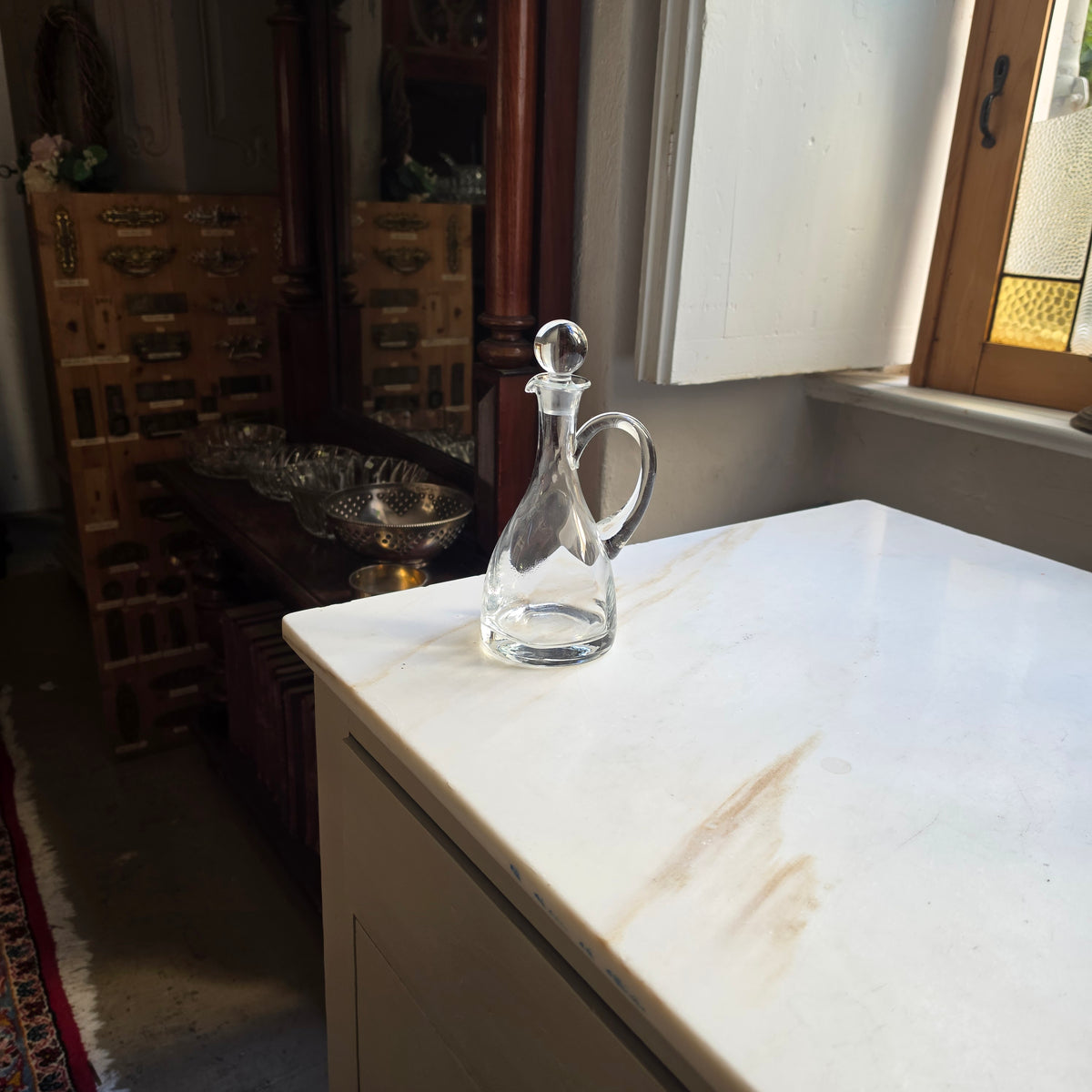 Elegante Glaskaraffe mit Henkel & Kugelstopfen – Zeitloses Design für Essig, Öl & Likör