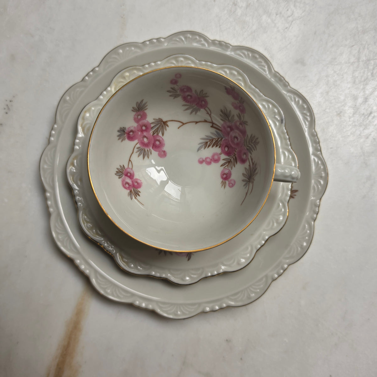 Vintage-Porzellan-Gedeck (3-teilig) mit zartem Rosendesign und Goldrand