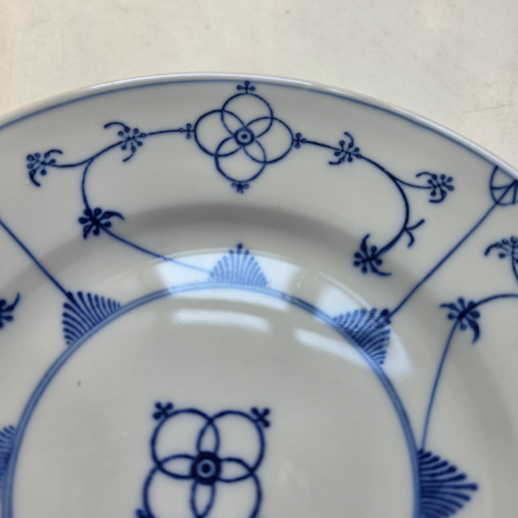 Edler Porzellanteller mit klassischem Strohblumenmuster / Zwiebelmuster – Blau-Weiß Vintage