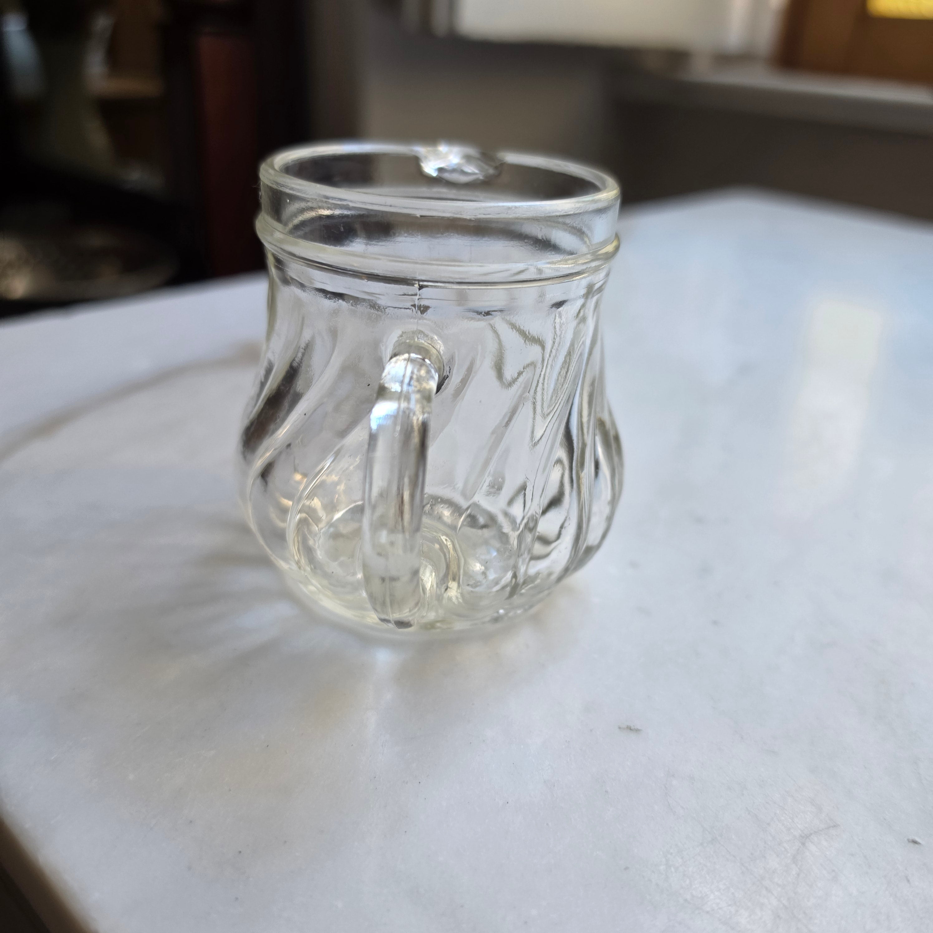 Kleines Vintage-Milchkännchen aus klarem Glas mit Spiraldruck und Sternboden